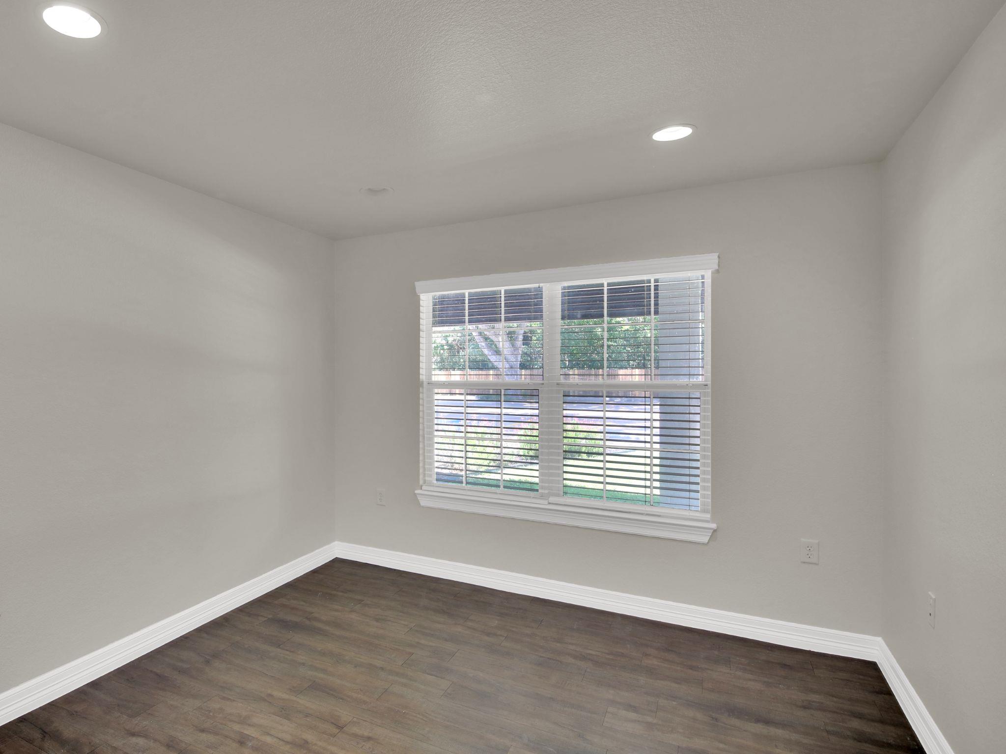 404 Carlos G Parker Blvd NW, Taylor, TX 76574