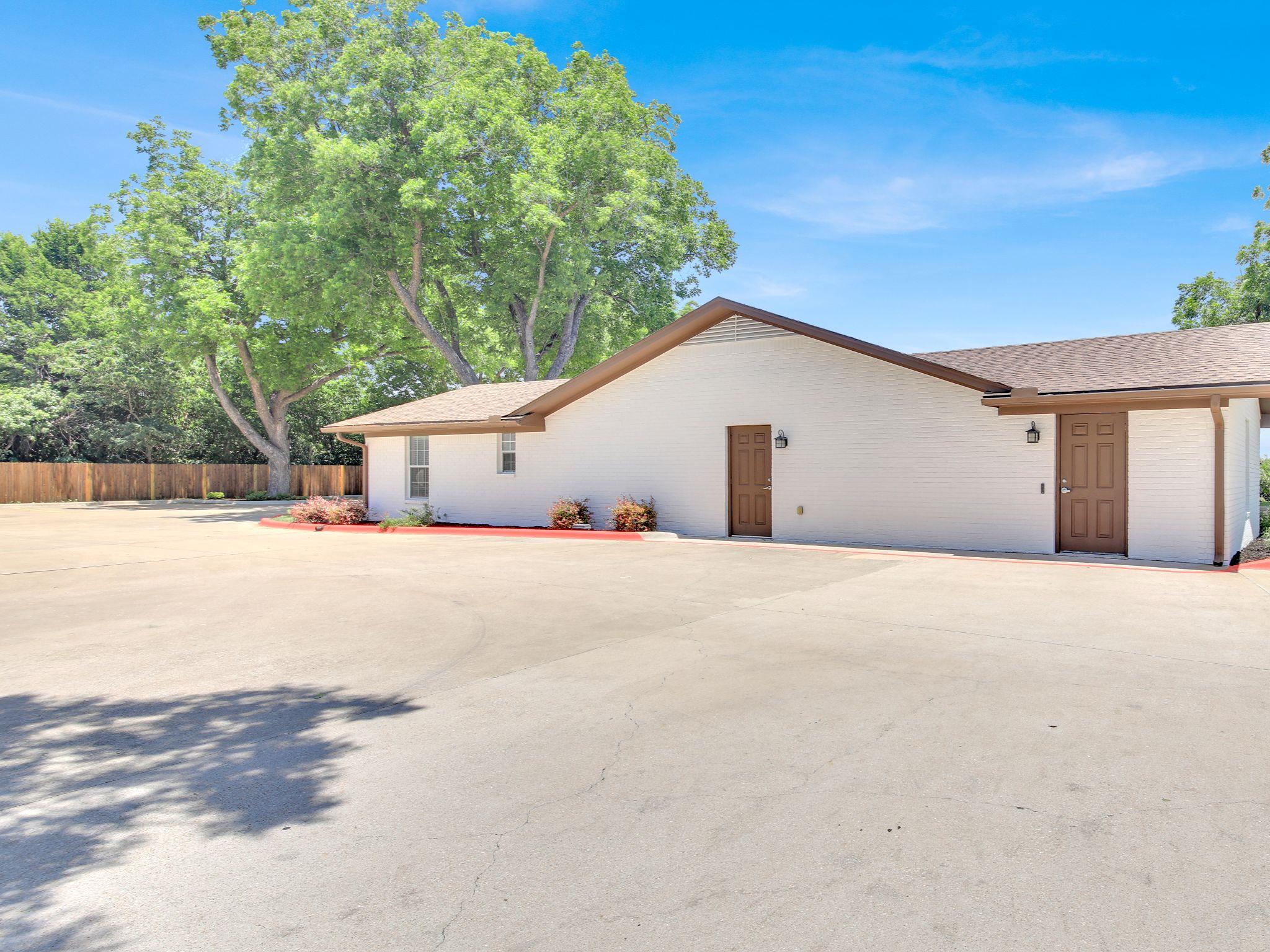 404 Carlos G Parker Blvd NW, Taylor, TX 76574