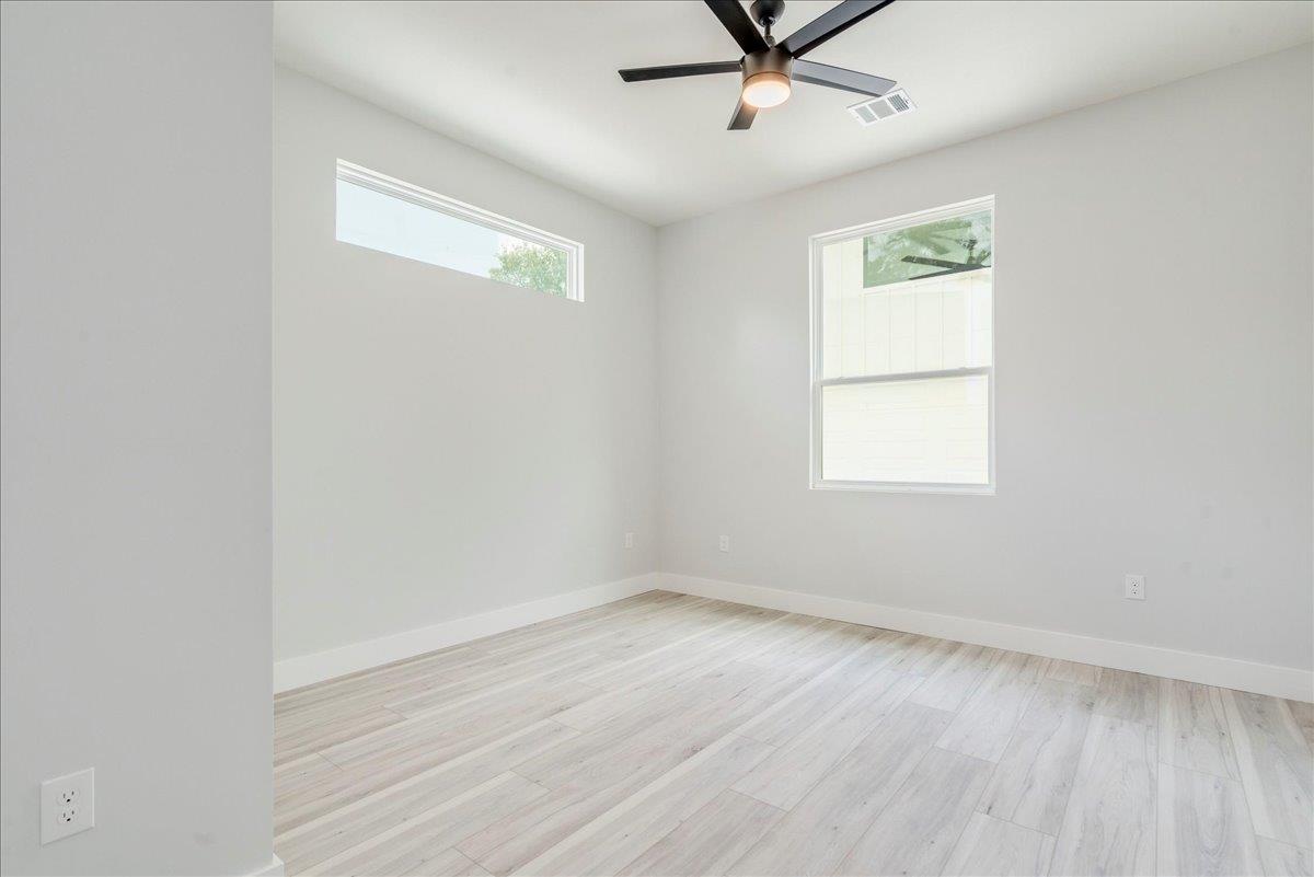 1215 Howard St, Taylor, TX 76574