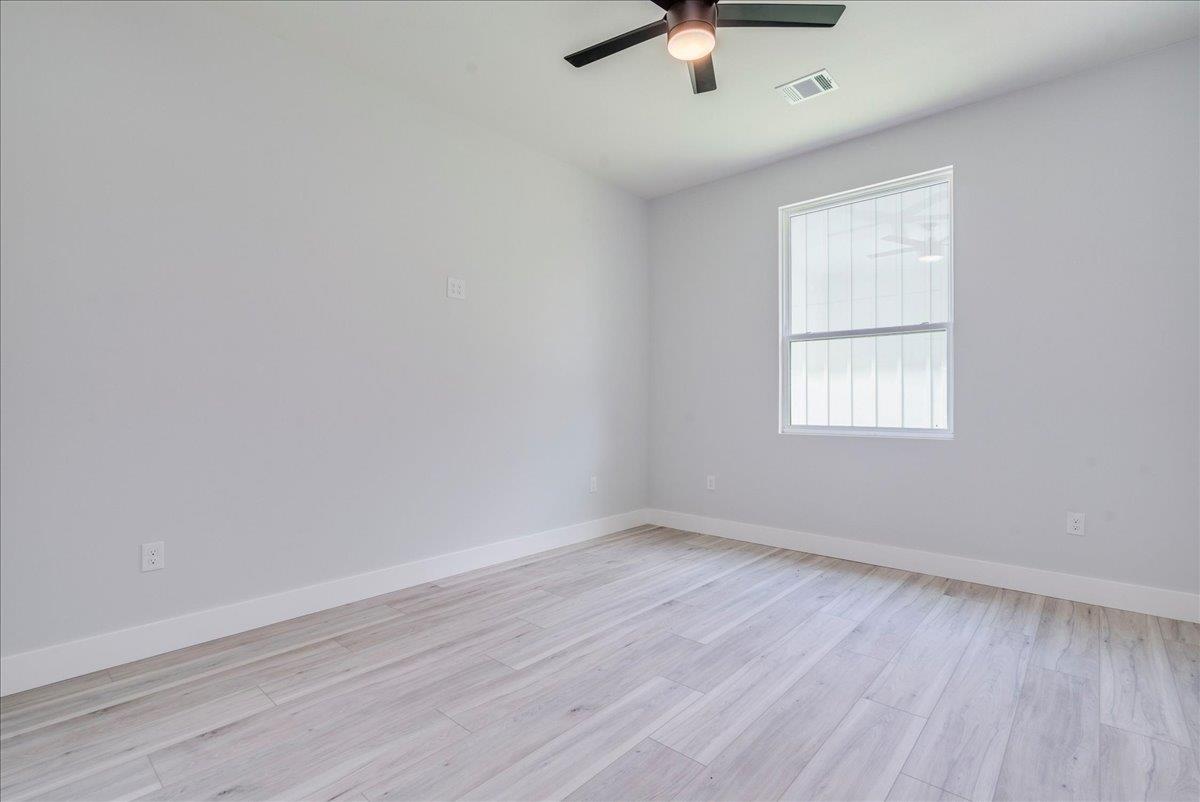 1215 Howard St, Taylor, TX 76574
