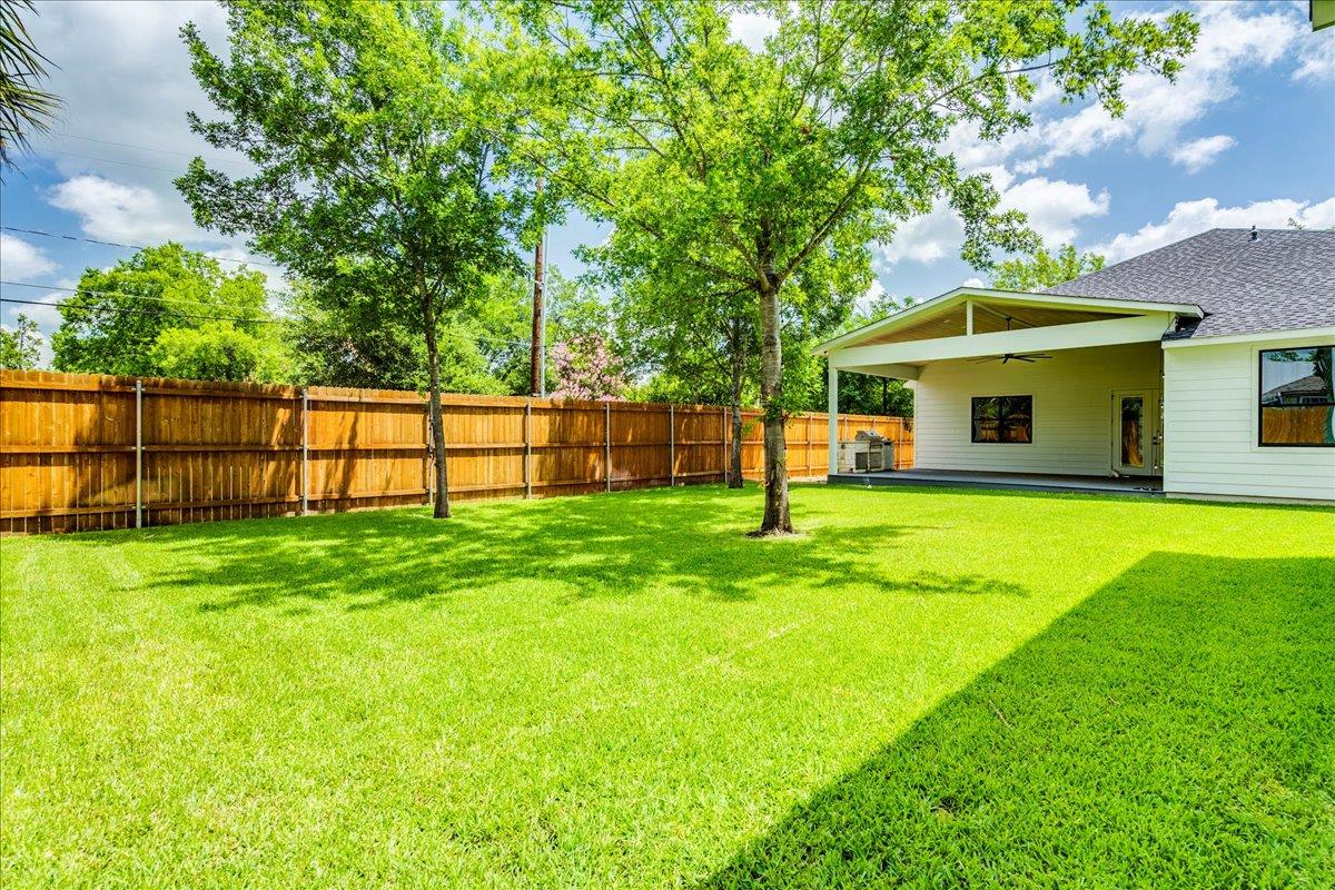 1215 Howard St, Taylor, TX 76574