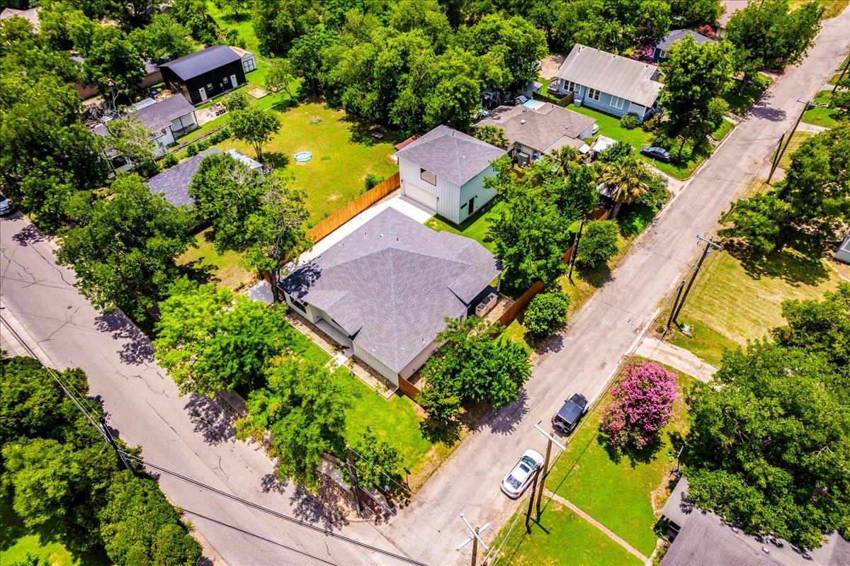 1215 Howard St, Taylor, TX 76574