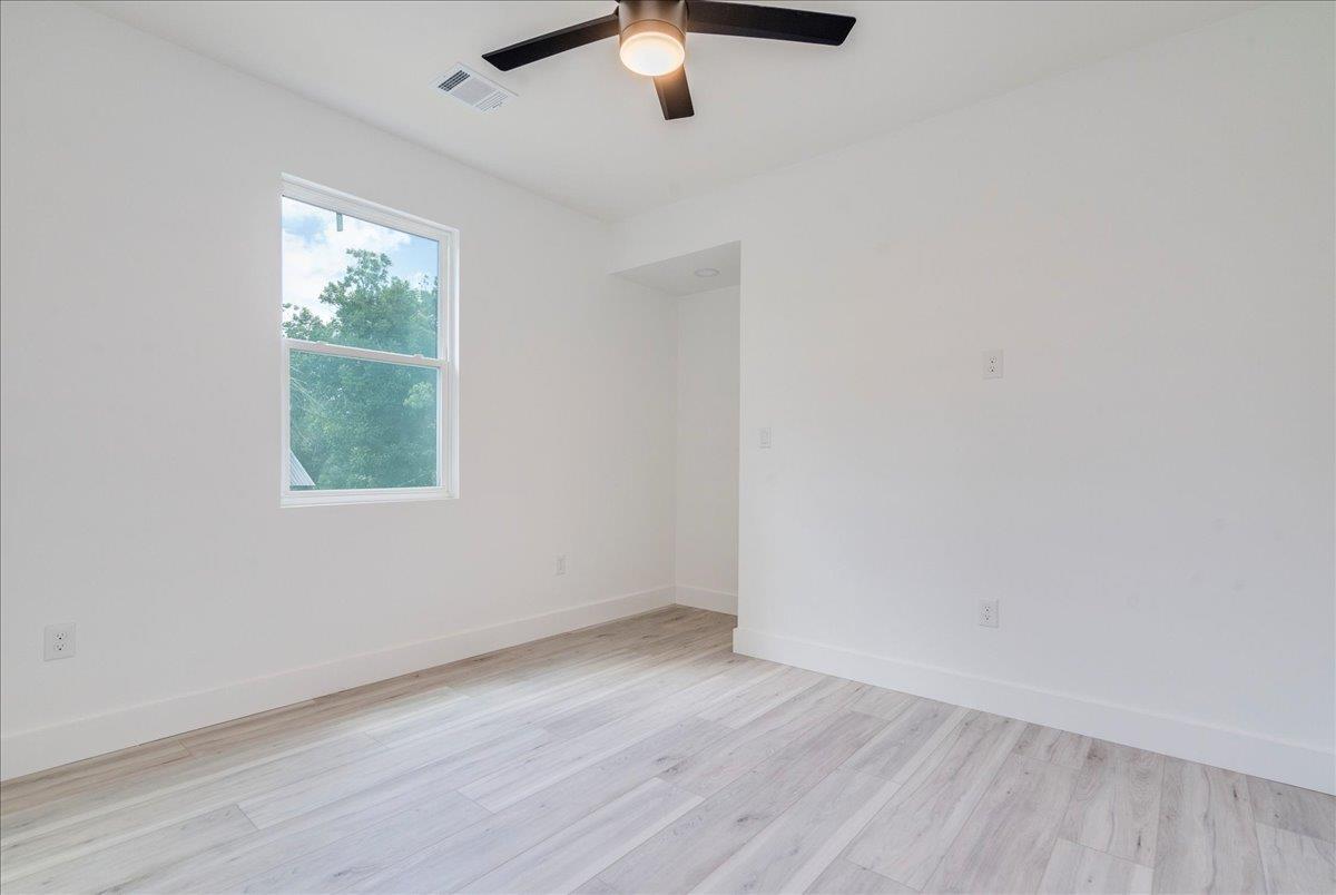 1215 Howard St, Taylor, TX 76574