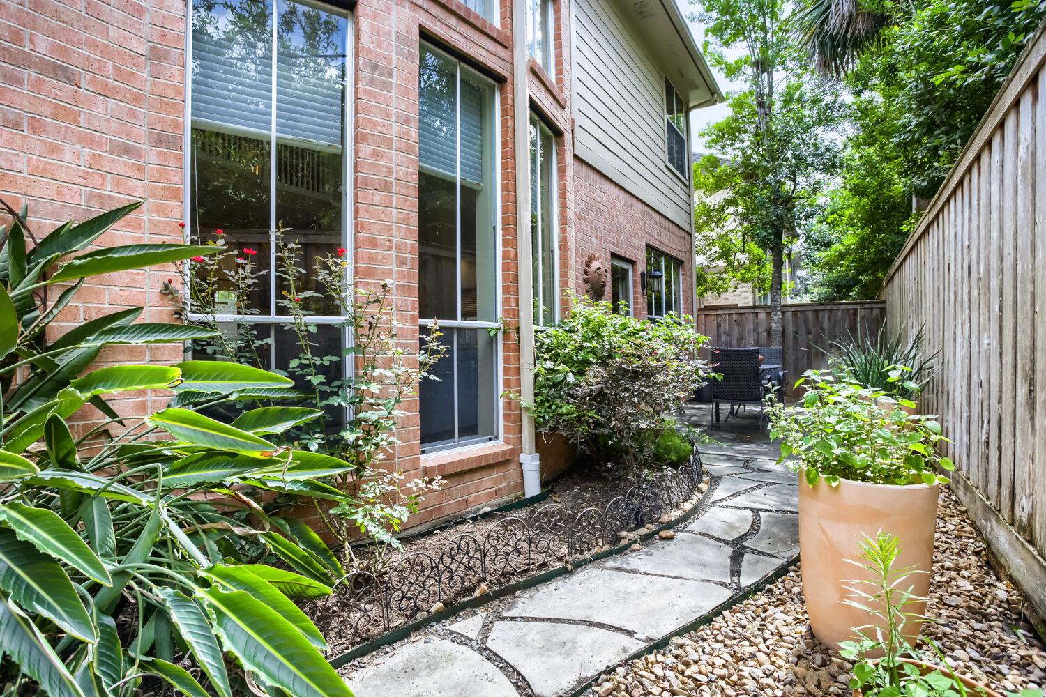 4147 E Northampton Pl, Houston, TX 77098