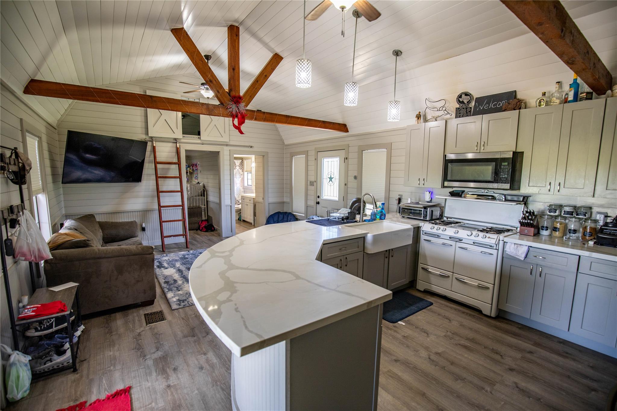 9393 Us Highway 87 E, Smiley, TX 77994