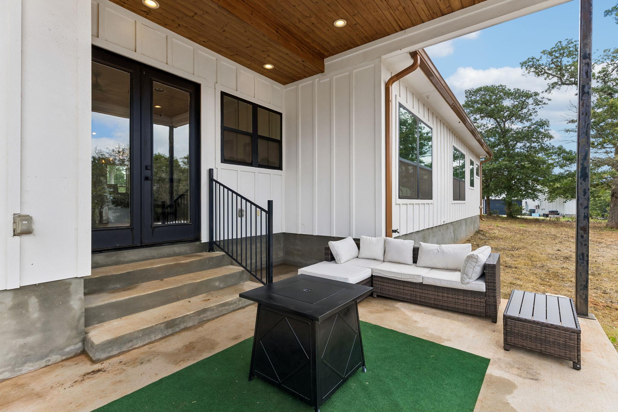 143 W Tanglebriar Ct, Bastrop, TX 78602