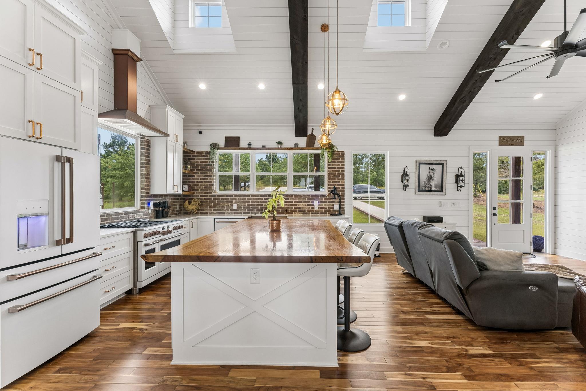 143 W Tanglebriar Ct, Bastrop, TX 78602