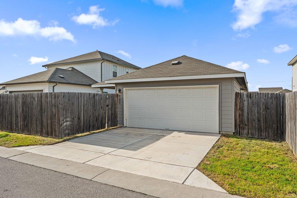 121 Oakdale Meadows Ln, Hutto, TX 78634