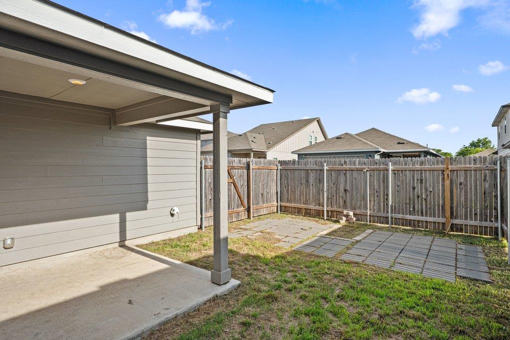 121 Oakdale Meadows Ln, Hutto, TX 78634