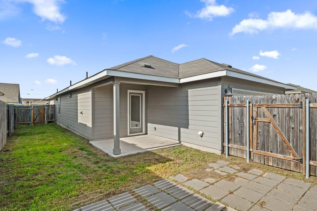 121 Oakdale Meadows Ln, Hutto, TX 78634