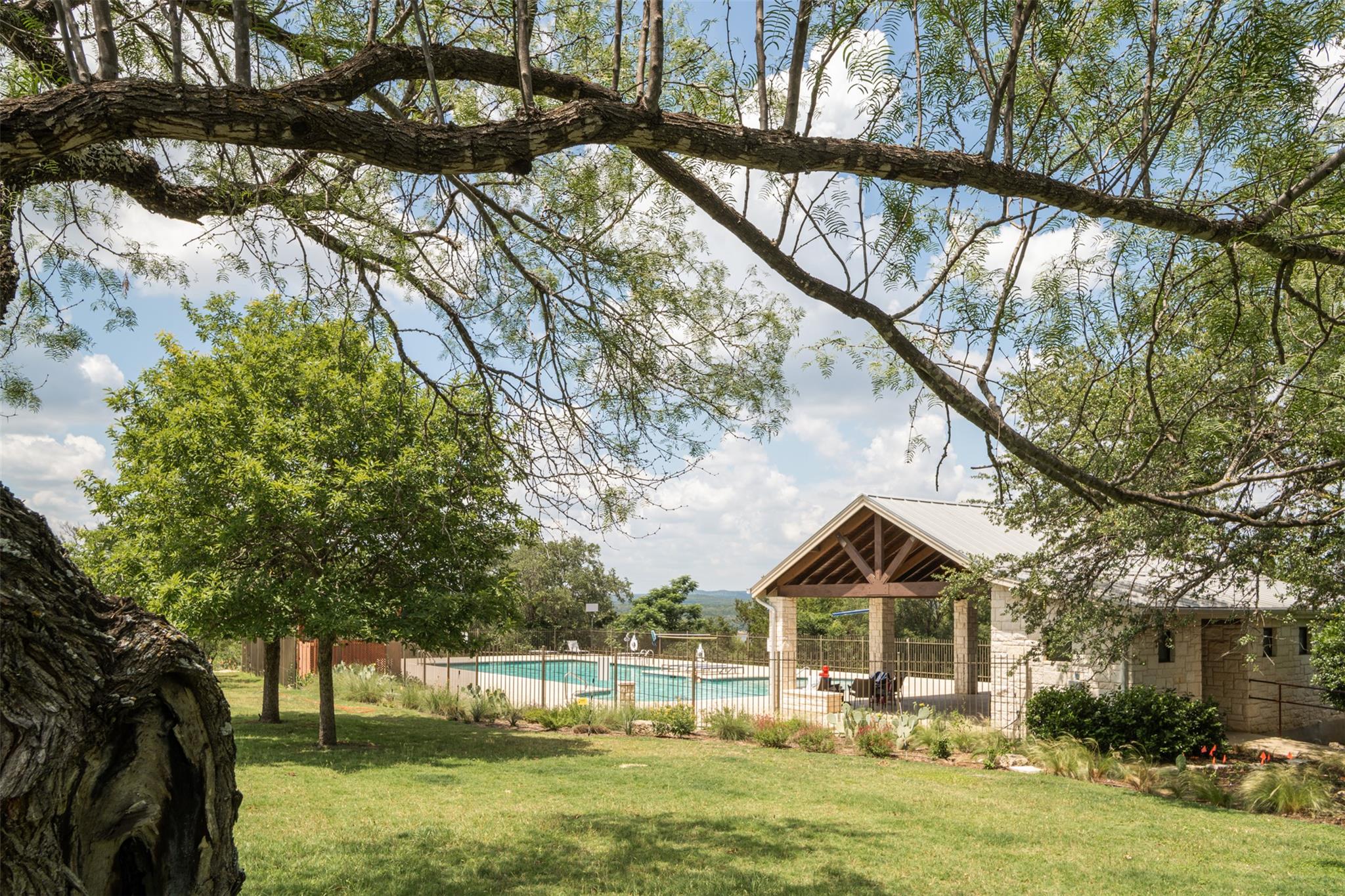 828 Wesley Ridge Dr, Spicewood, TX 78669