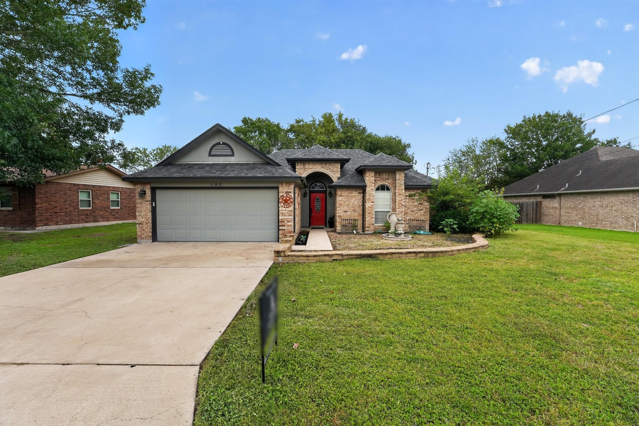 102 Hummingbird Ln, Lockhart, TX 78644
