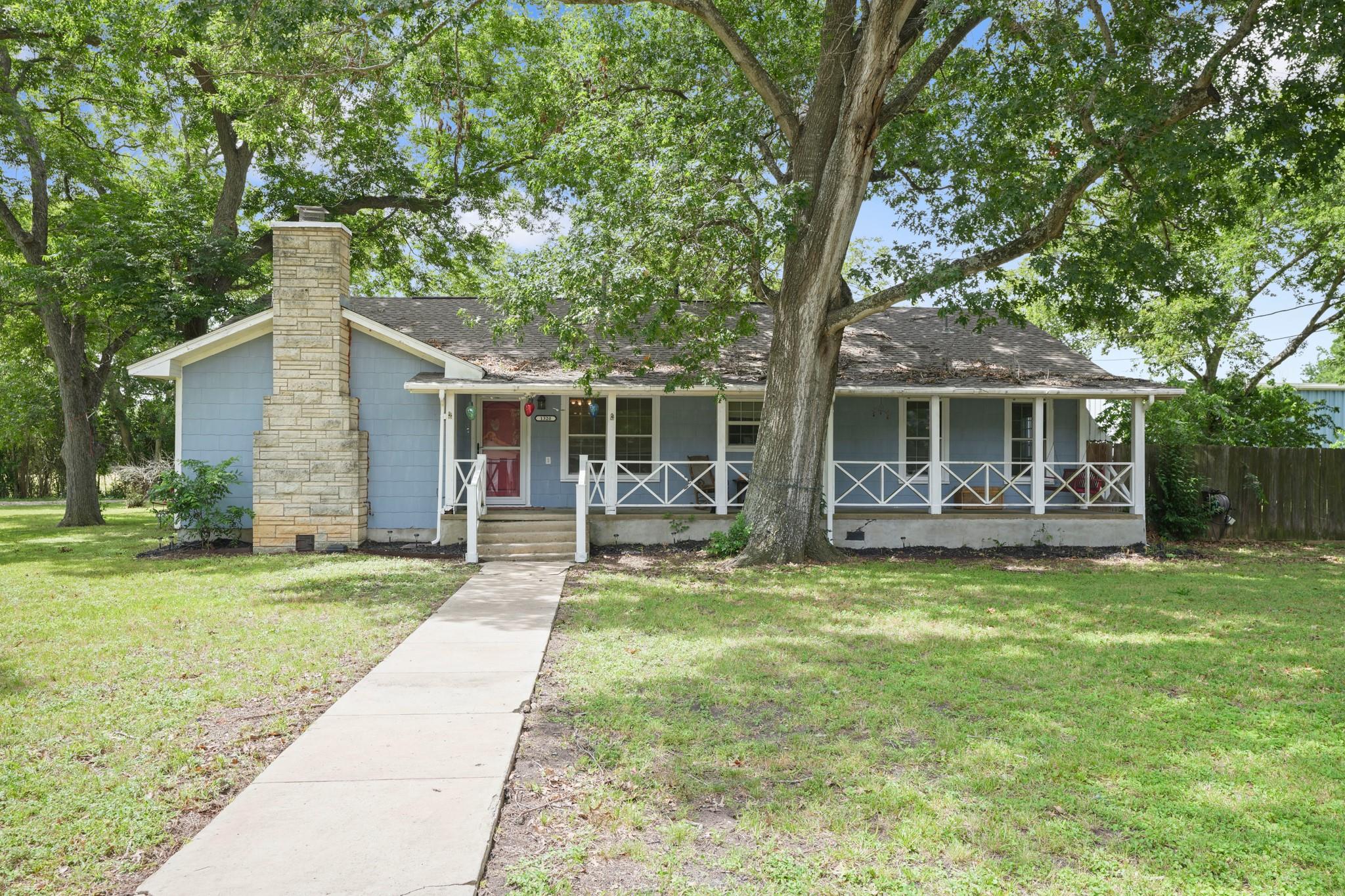 1320 W San Antonio St, Lockhart, TX 78644