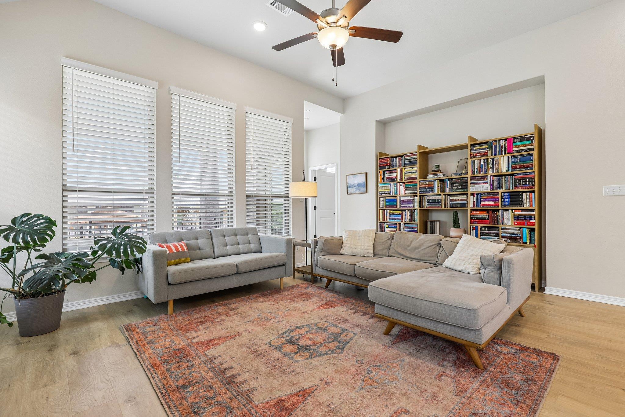 124 FOUNTAIN GRASS Dr, San Marcos, TX 78666