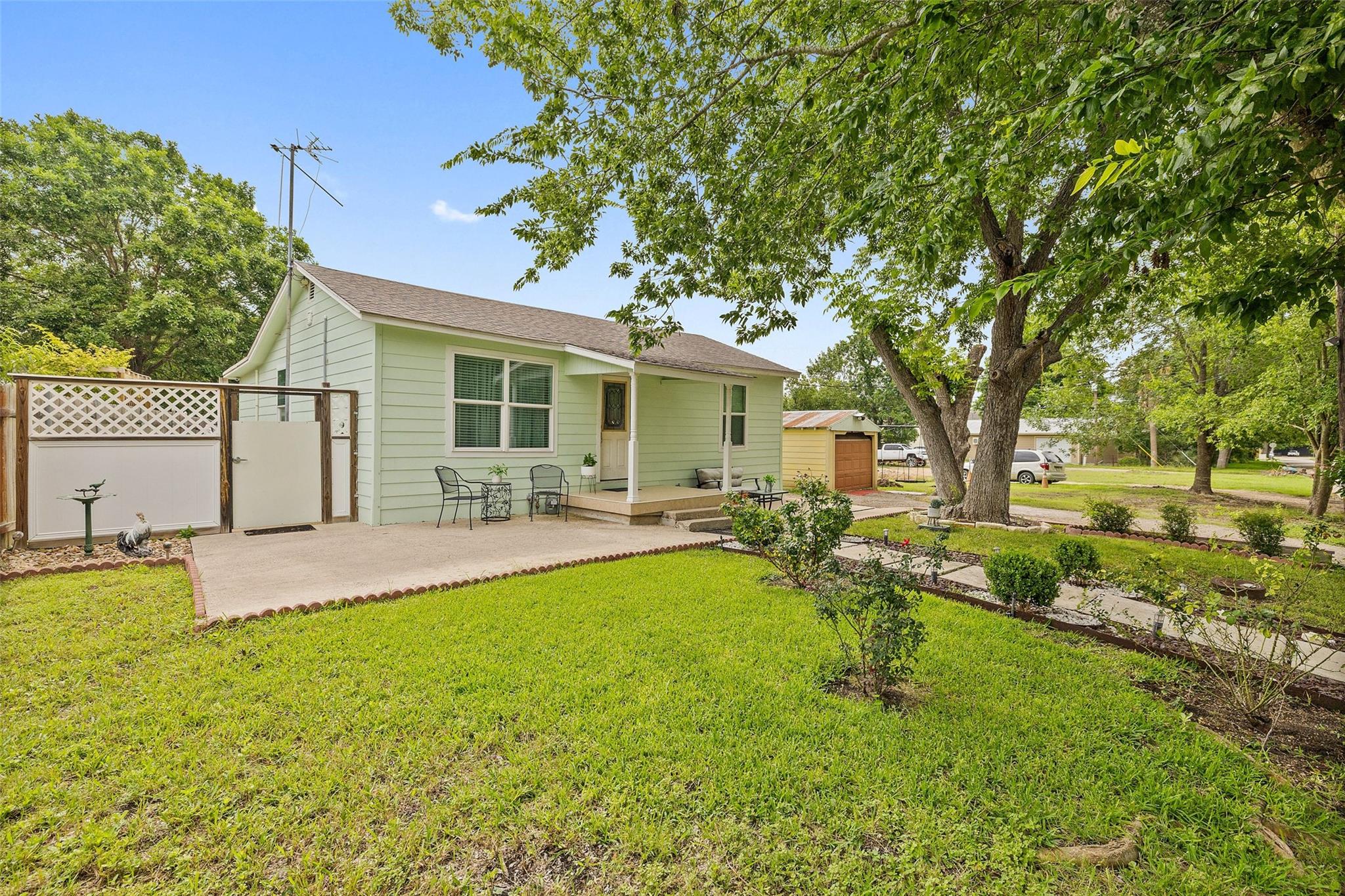 718 Kimbro St, Taylor, TX 76574