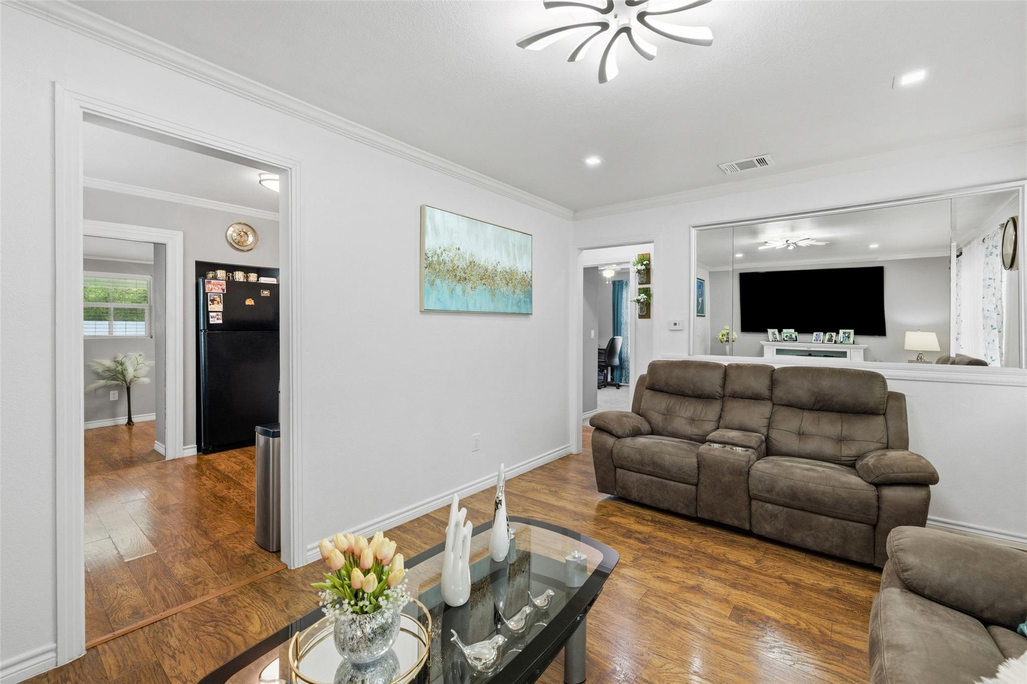 718 Kimbro St, Taylor, TX 76574
