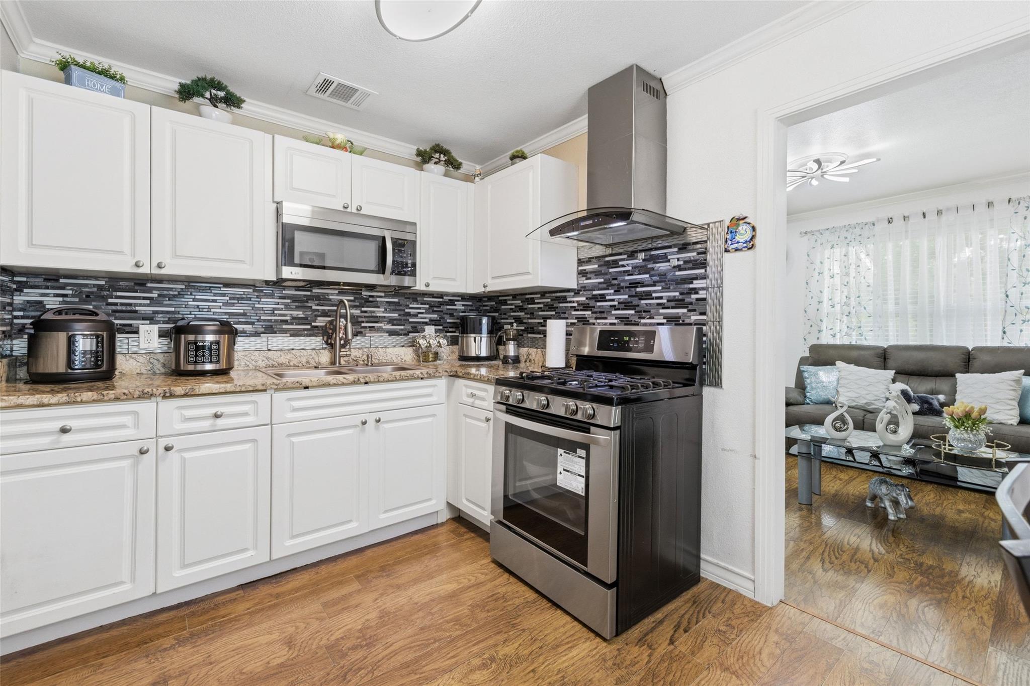 718 Kimbro St, Taylor, TX 76574