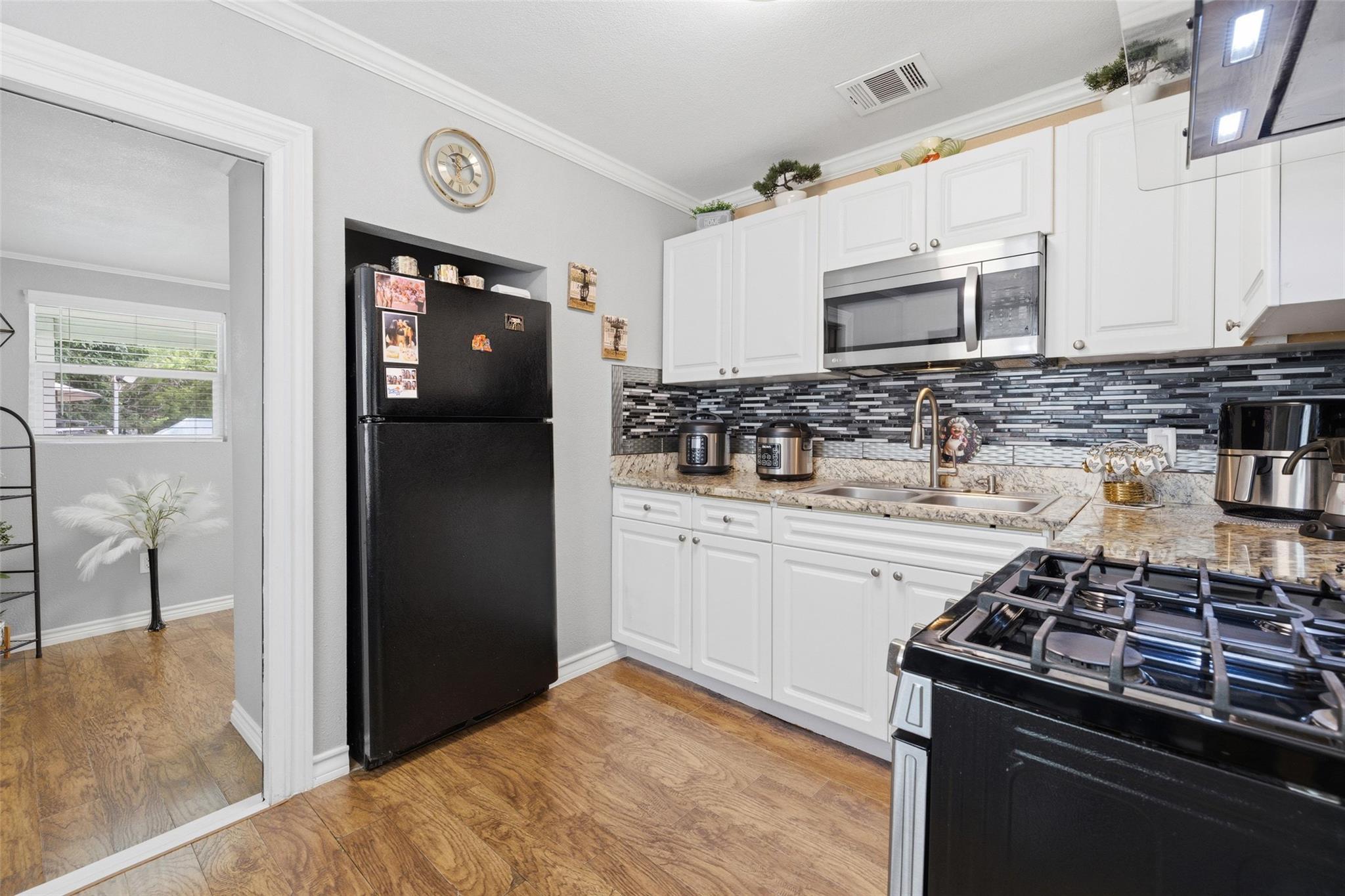 718 Kimbro St, Taylor, TX 76574