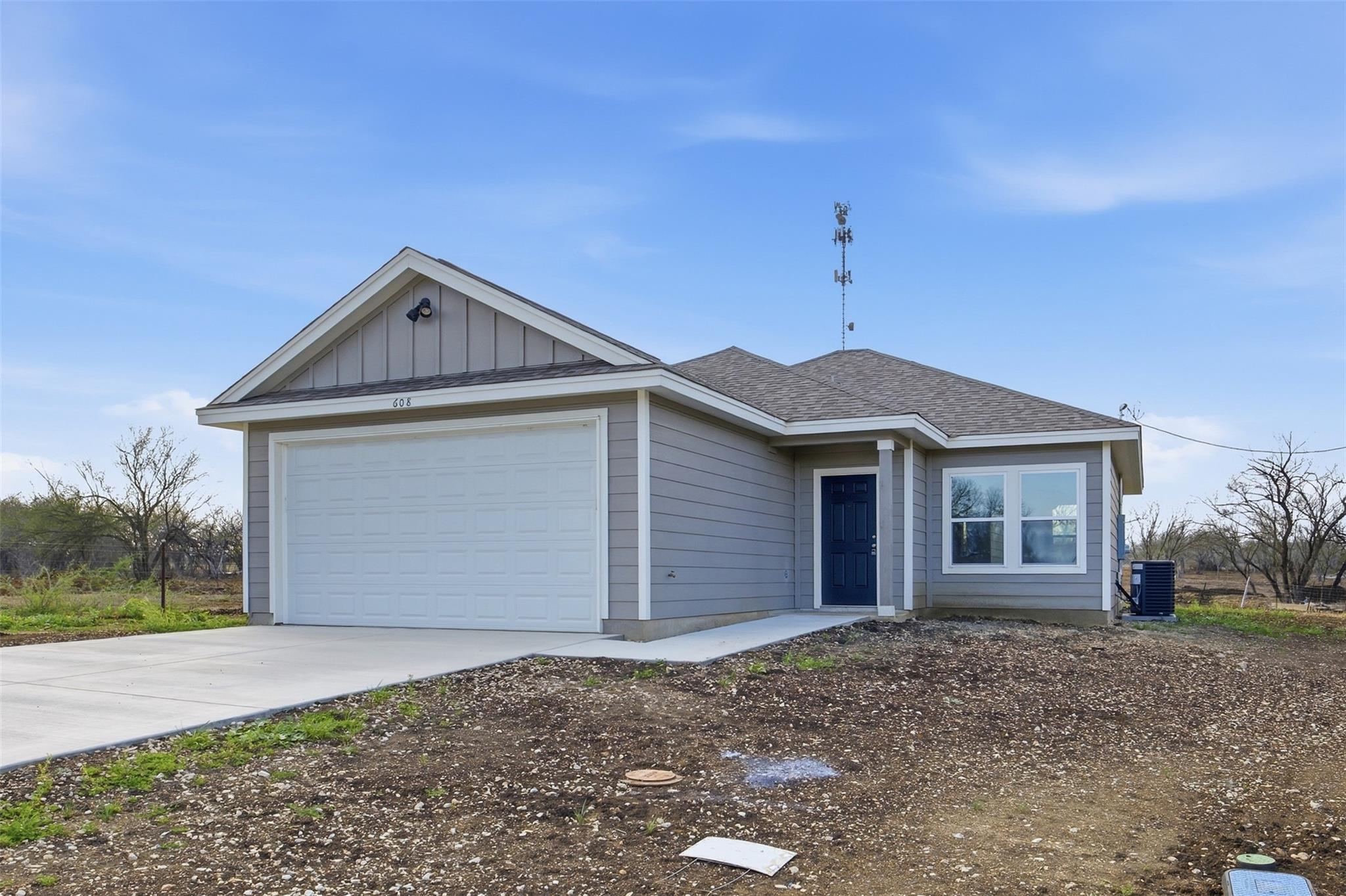 608 Mustang Cir, Nixon, TX 78140