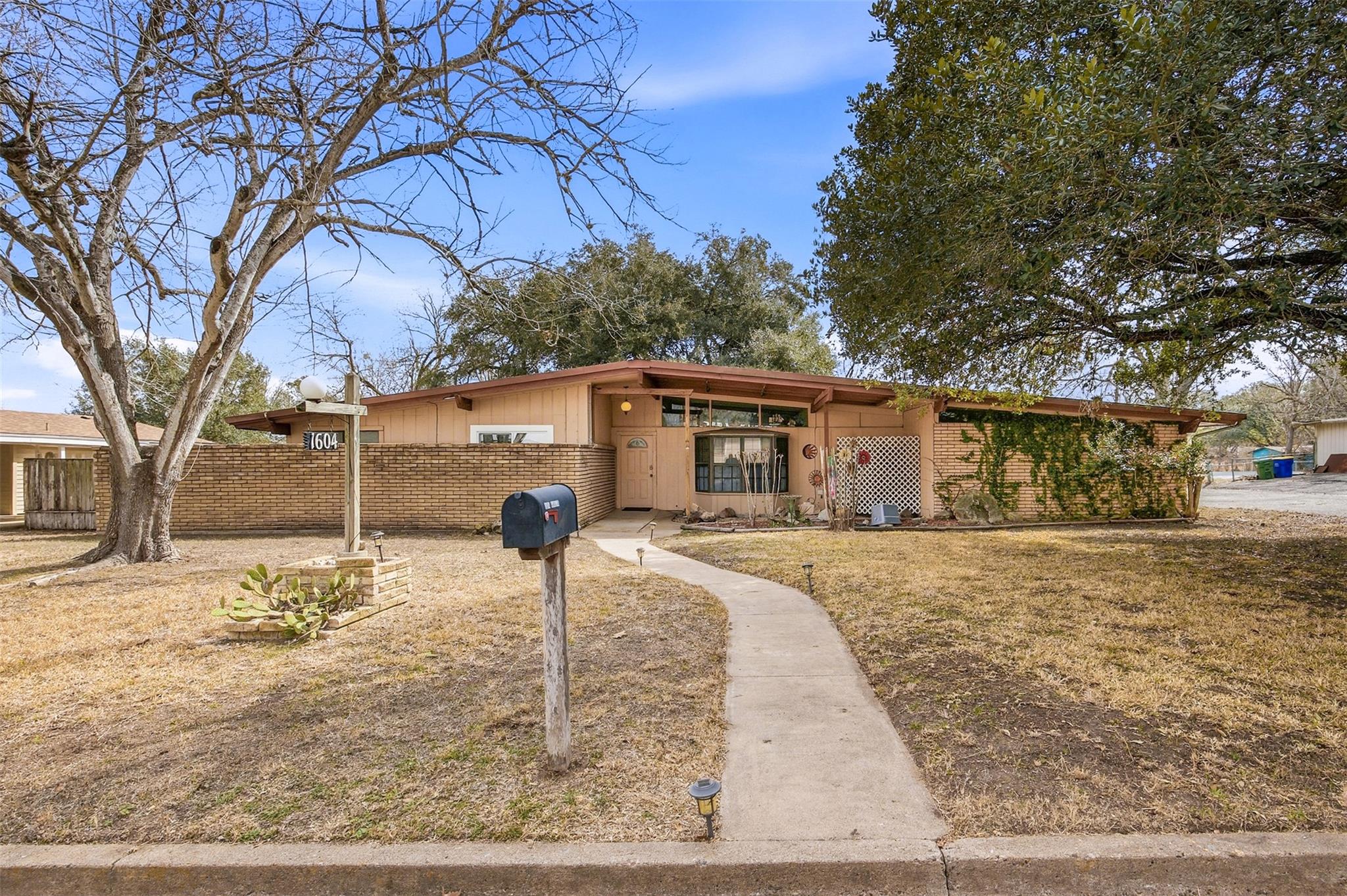 1604 Gardien St, Gonzales, TX 78629