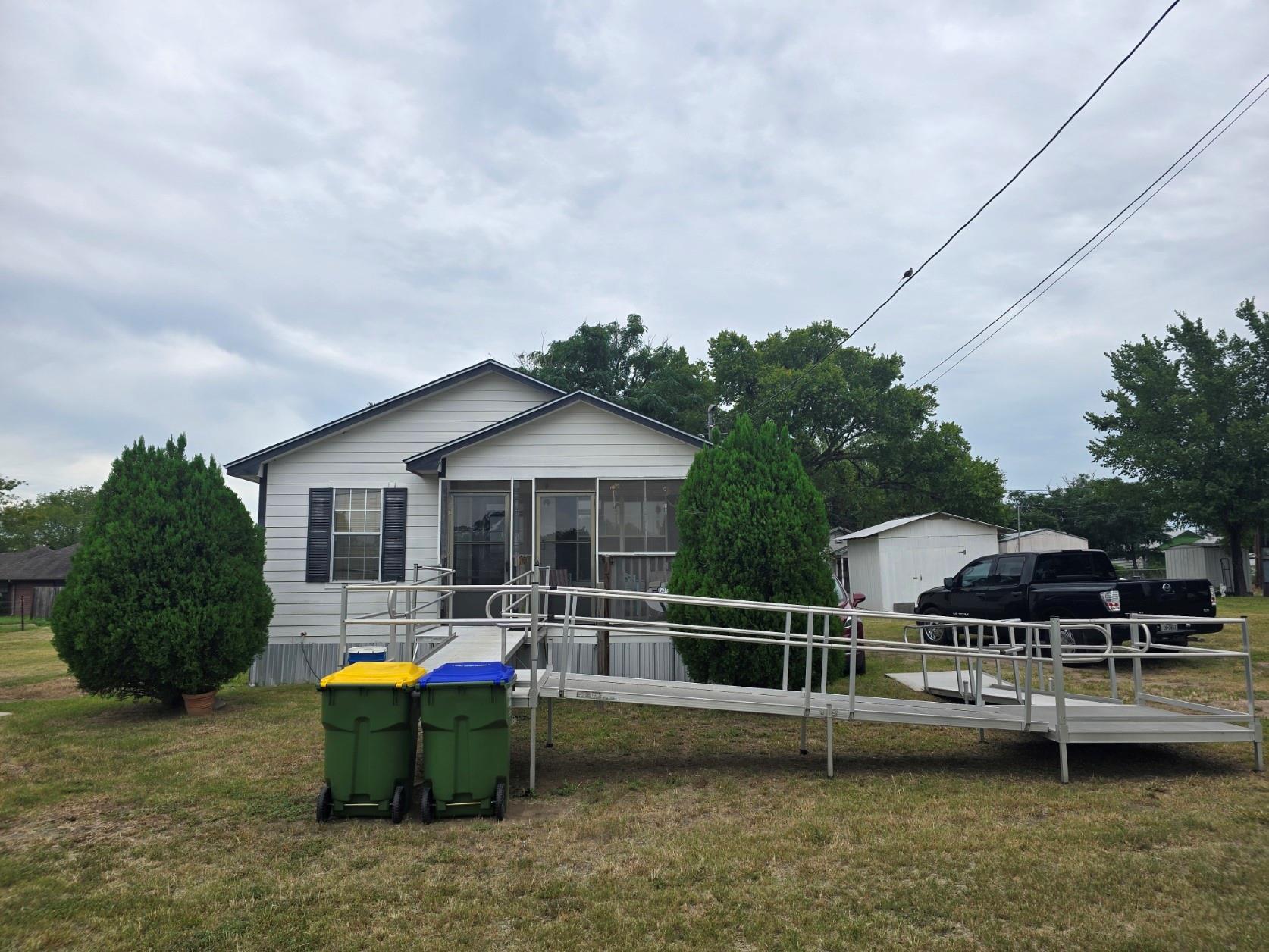 1517 School St, Gonzales, TX 78629