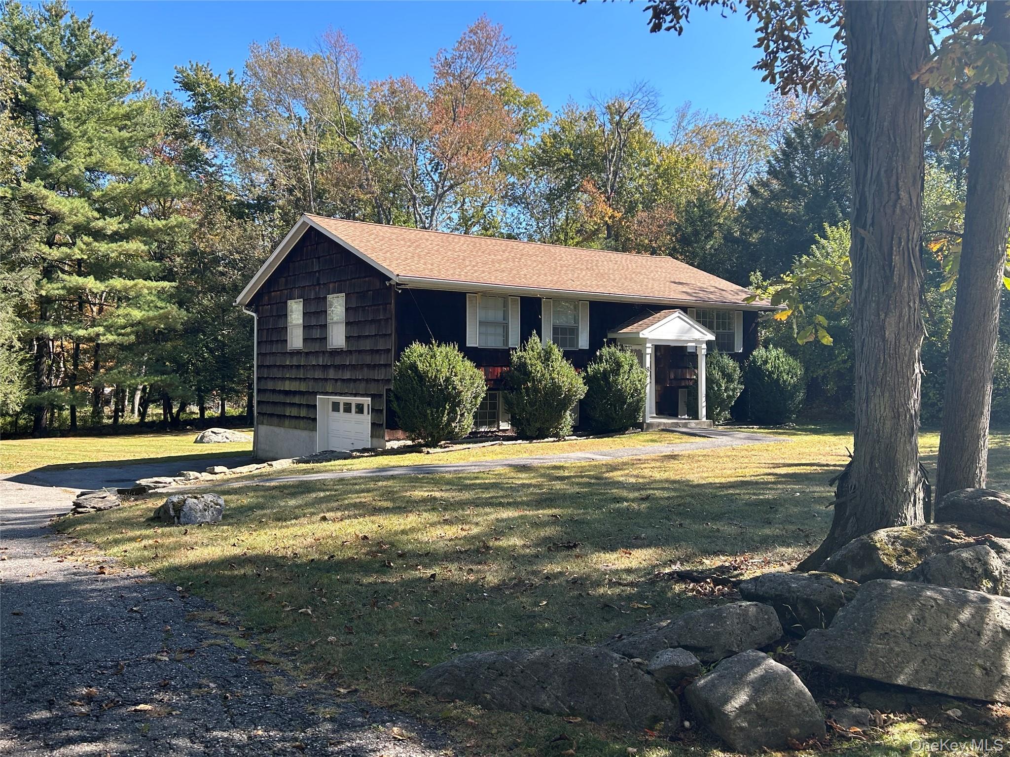 8 Center Road, Carmel, NY 10512