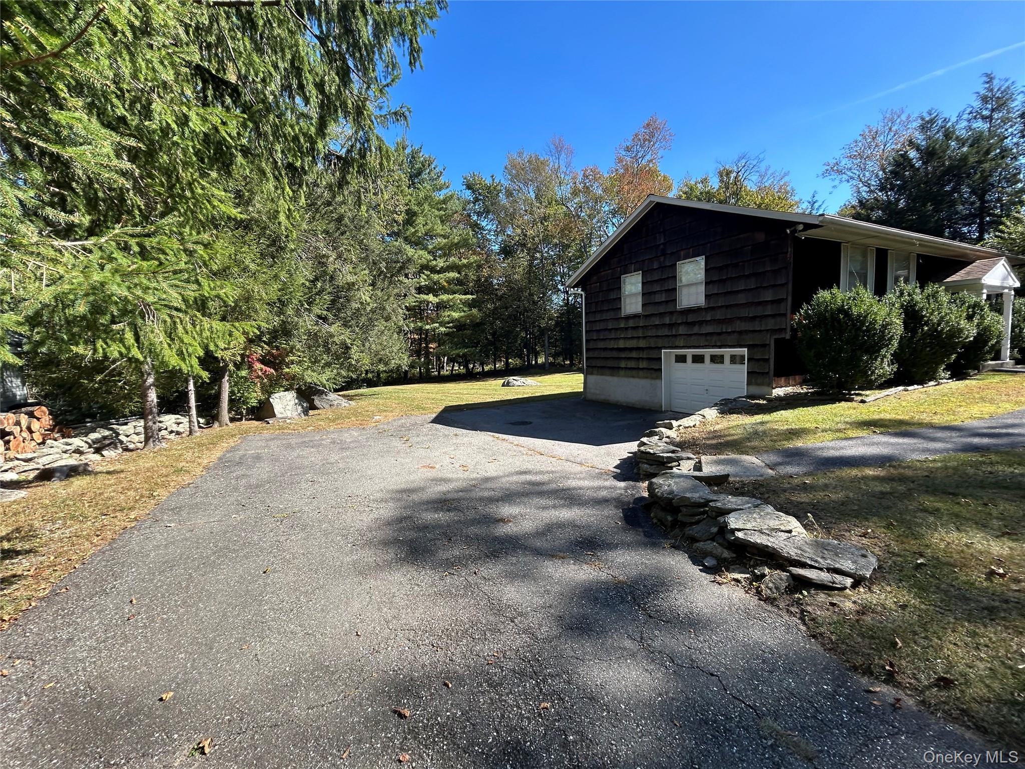 8 Center Road, Carmel, NY 10512