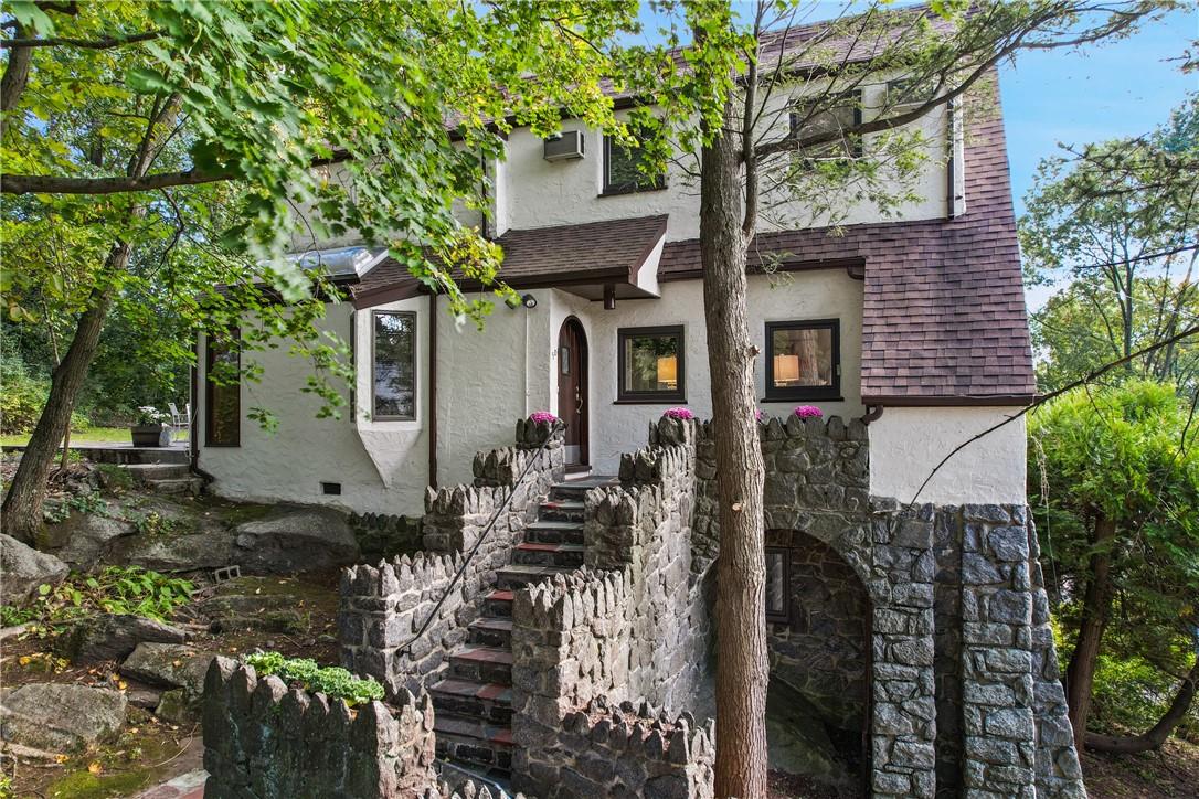 50 Stoneyside Drive, Larchmont, NY 10538