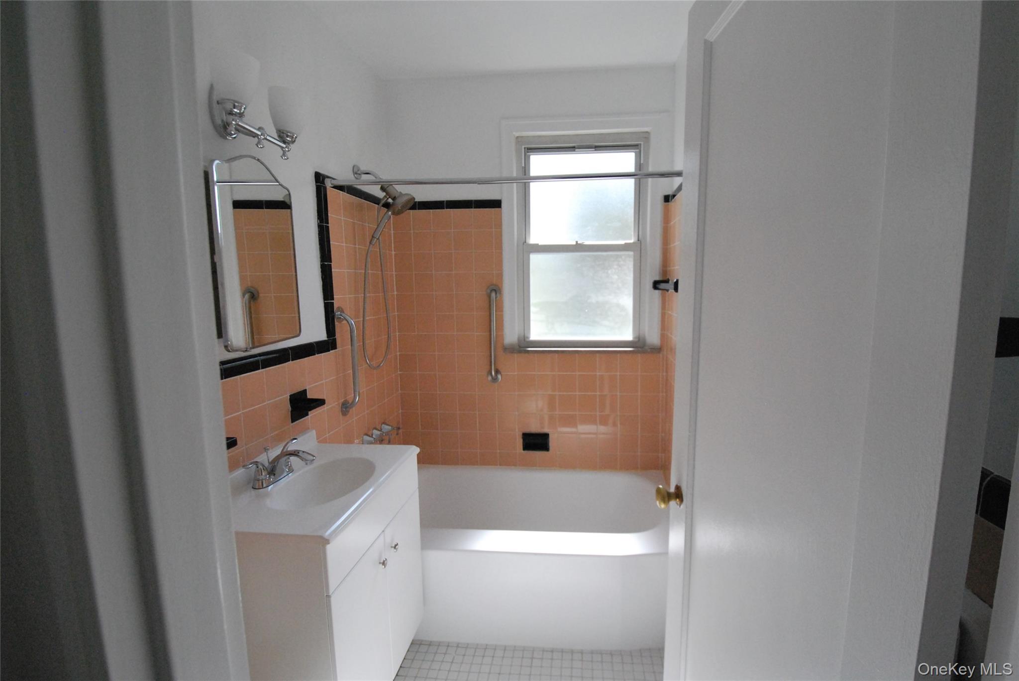 16 Wainwright # 2B, Yonkers, NY 10710