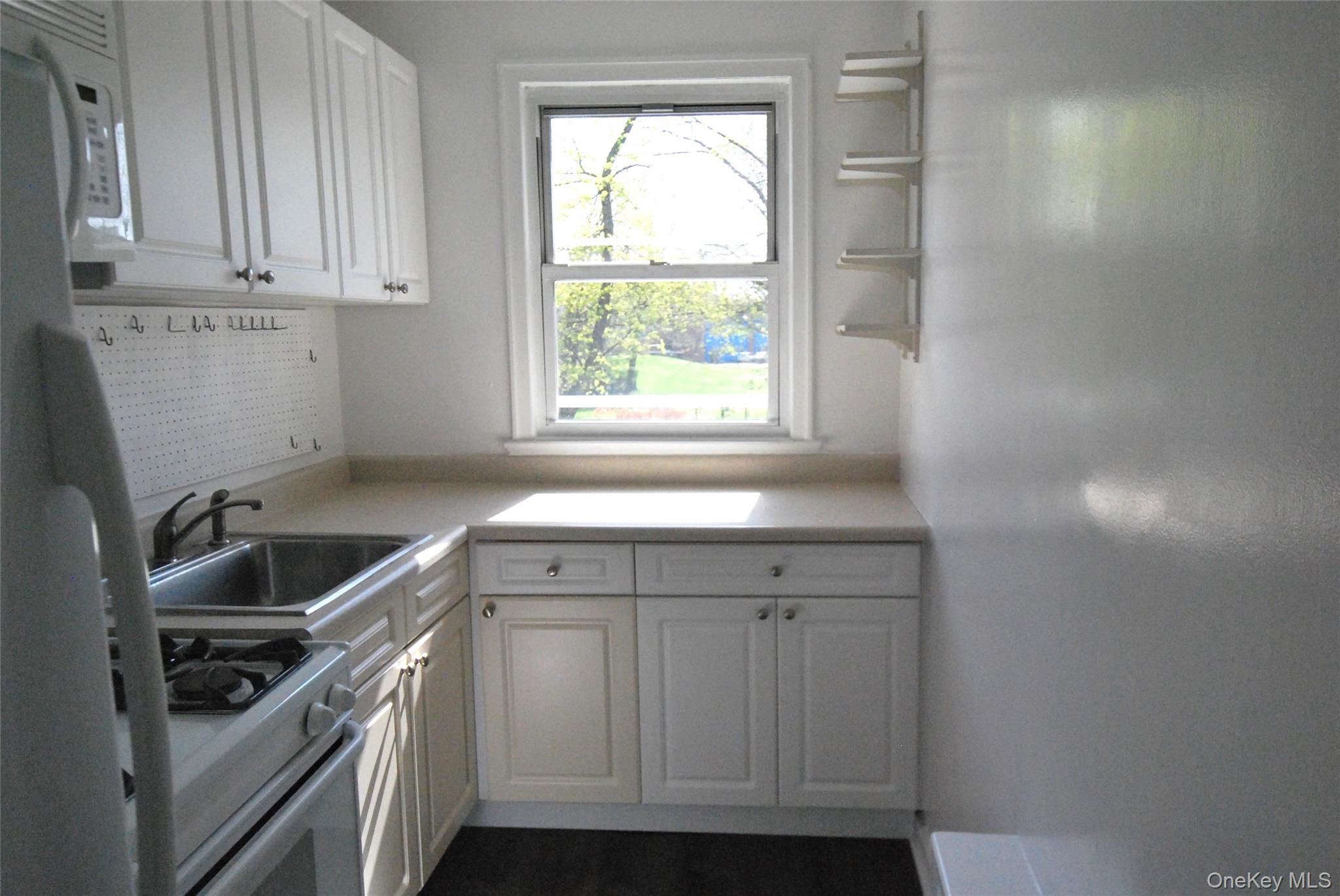 16 Wainwright # 2B, Yonkers, NY 10710