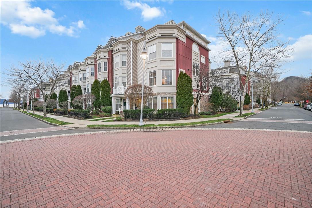 1 Harbor Pointe Drive, Haverstraw, NY 10927