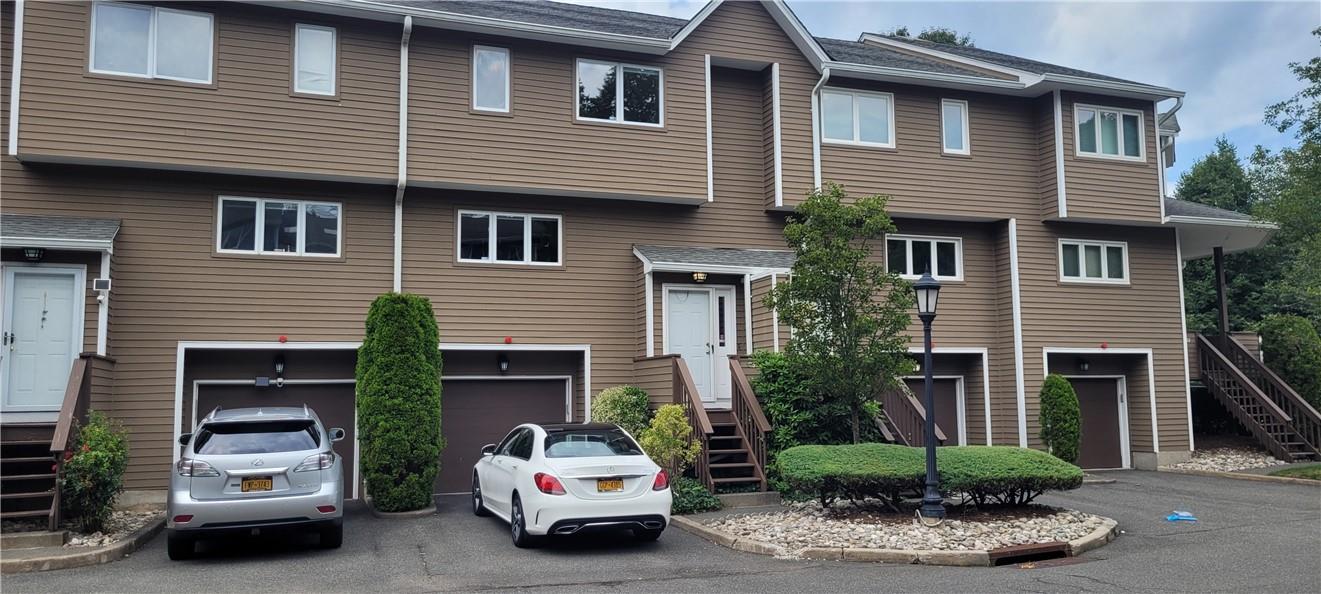 26 Village Green, Bardonia, NY 10954