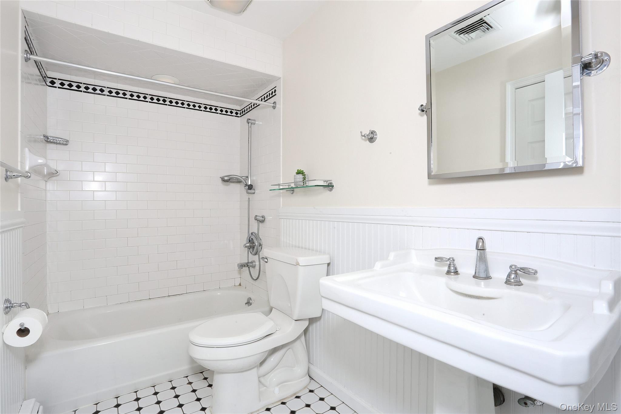 9 Country Club Lane, Airmont, NY 10952