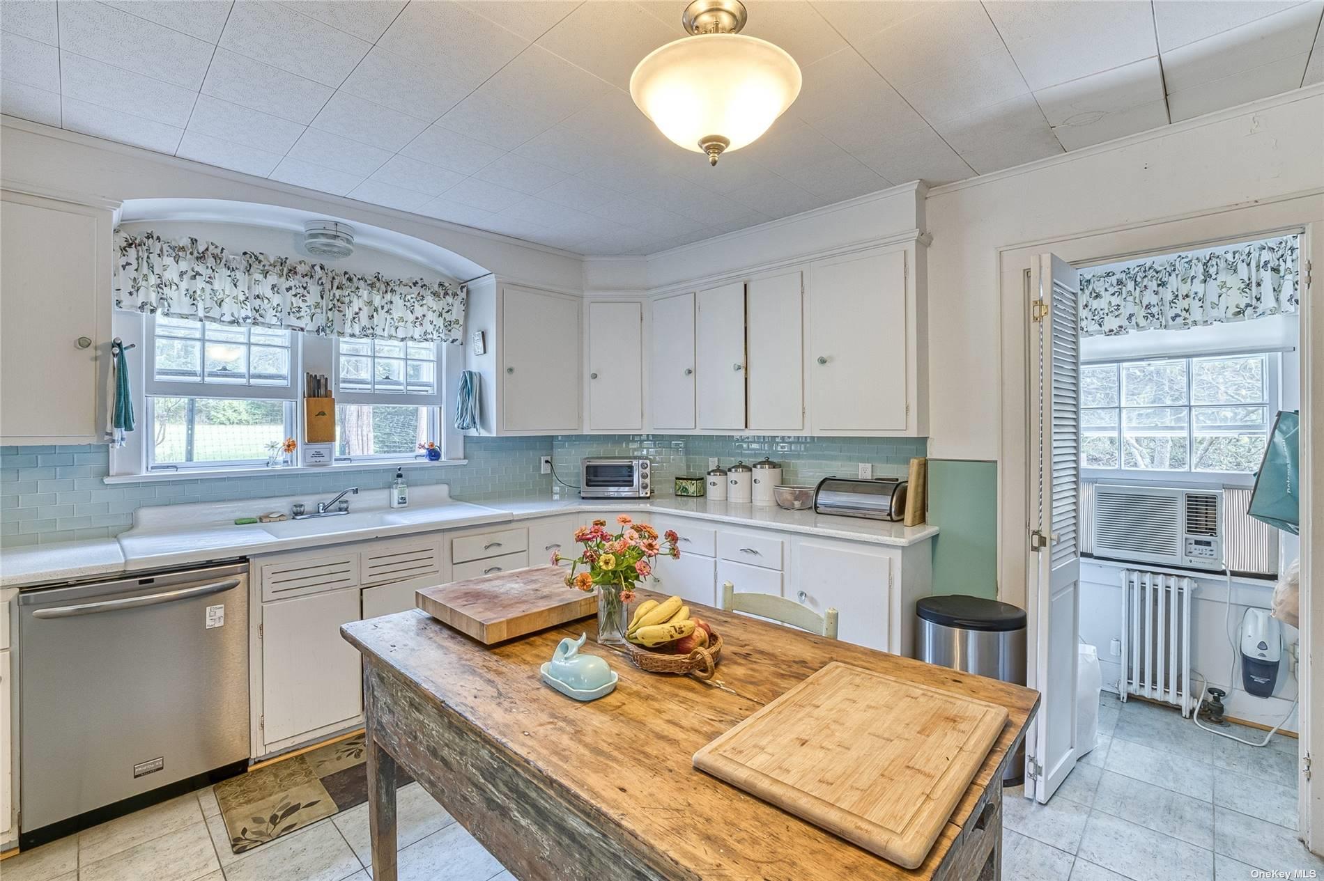 1695 Old Woods Path, Southold, NY 11971