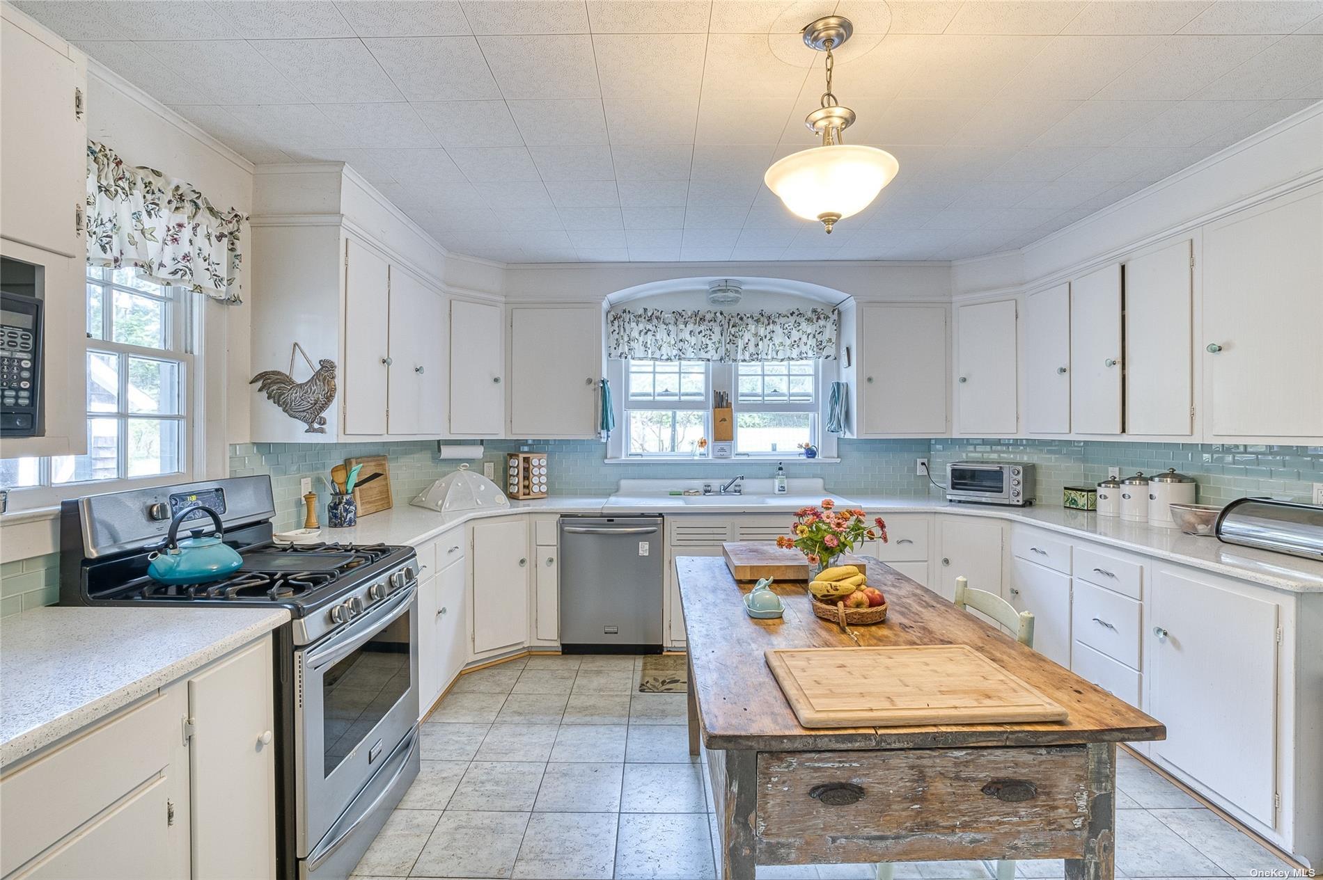 1695 Old Woods Path, Southold, NY 11971