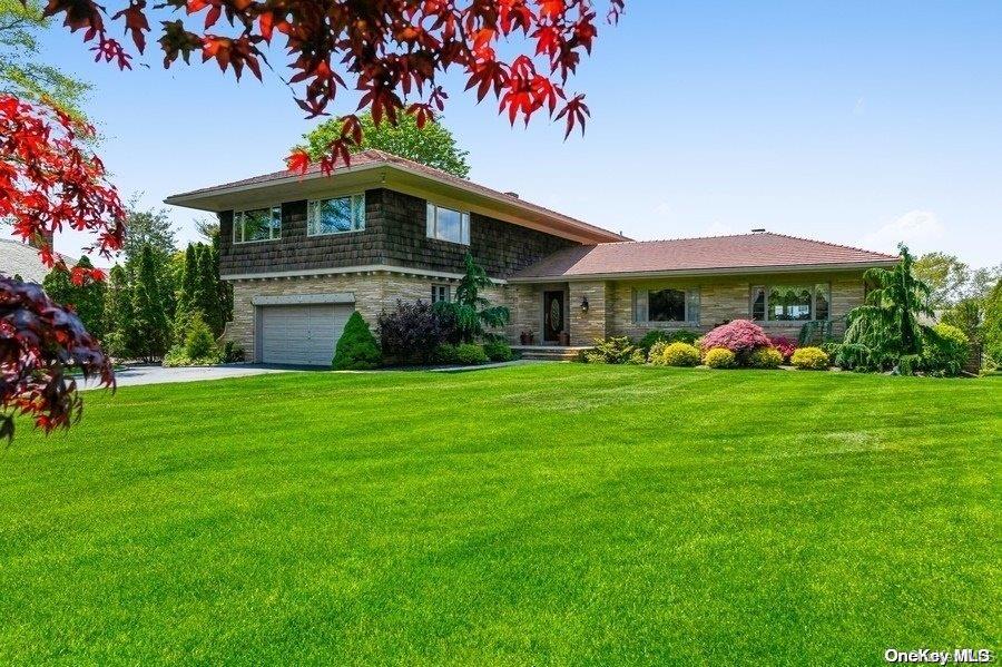 22 Davison Lane W, West Islip, NY 11795
