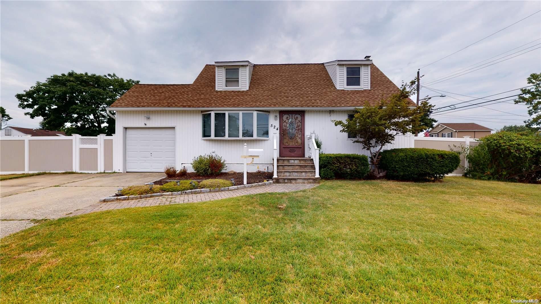 524 Leader Avenue, North Babylon, NY 11703