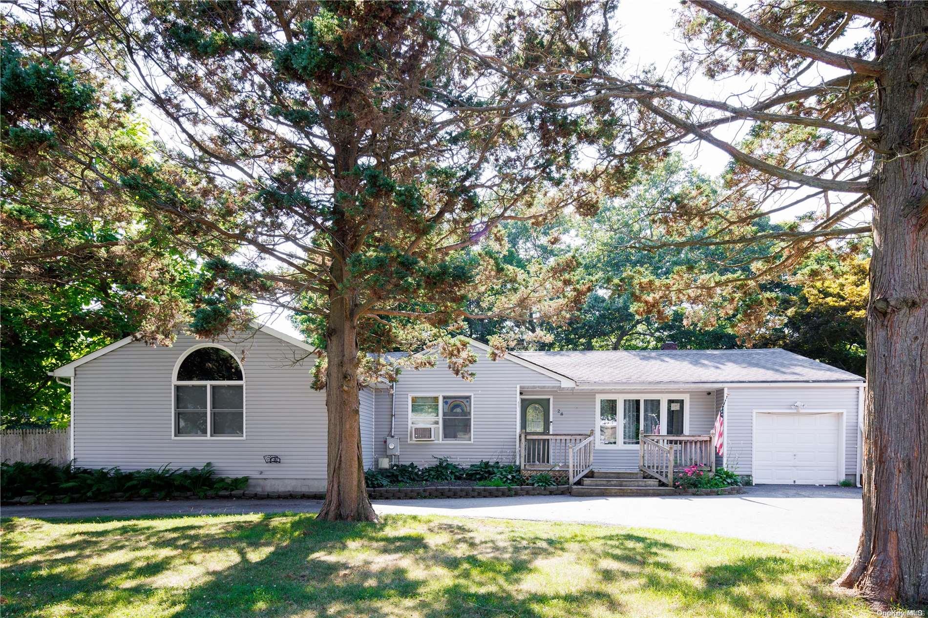 28 Roosevelt Avenue, Nesconset, NY 11767