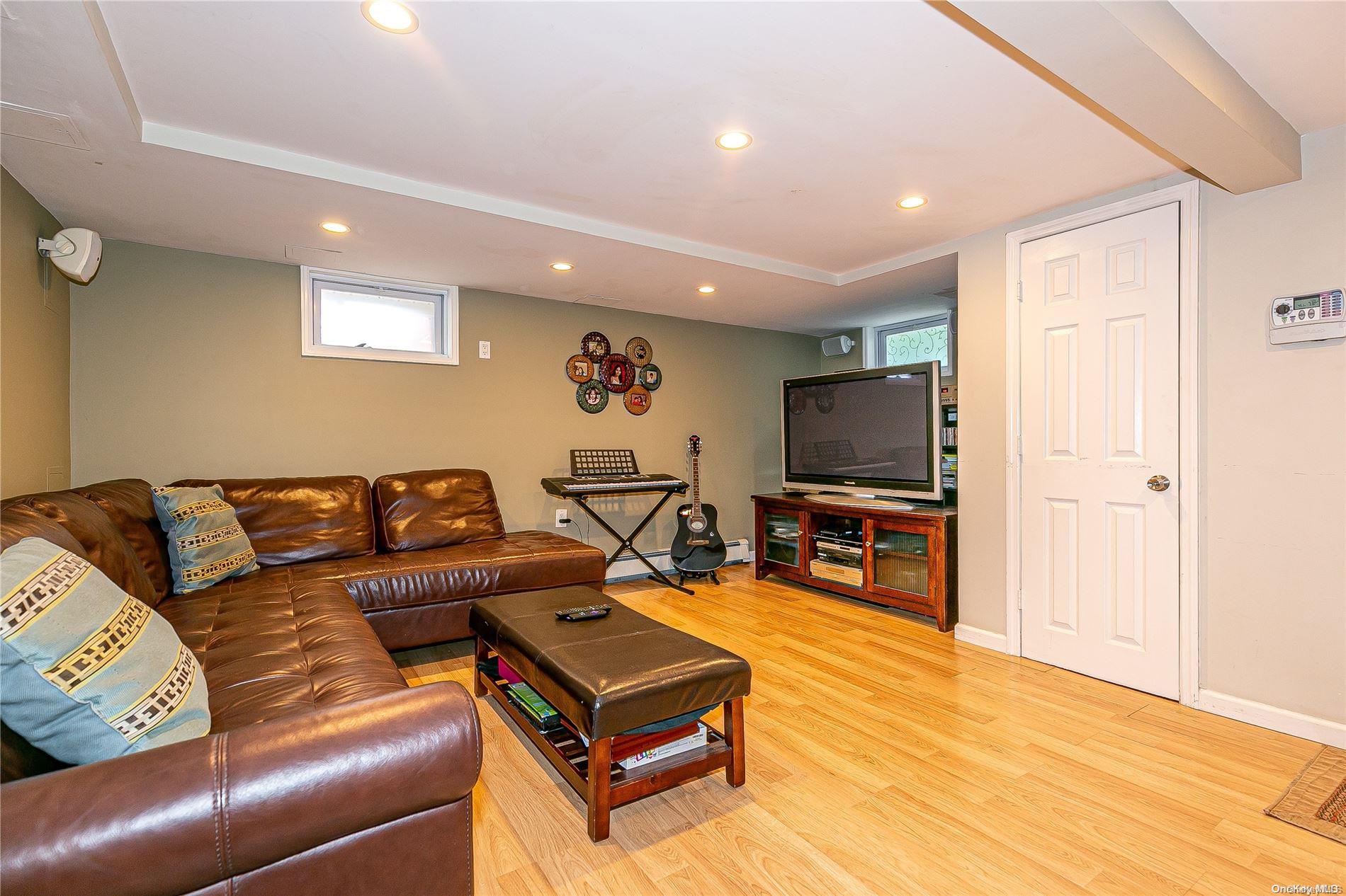 29 Roberta Lane, Syosset, NY 11791