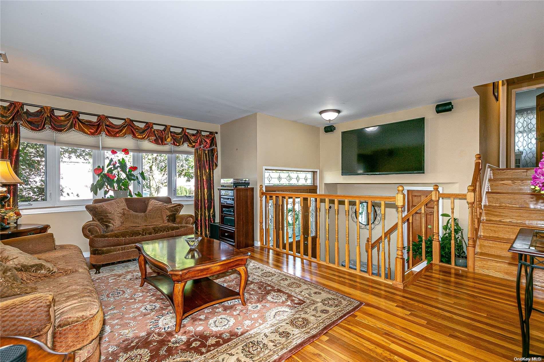 29 Roberta Lane, Syosset, NY 11791