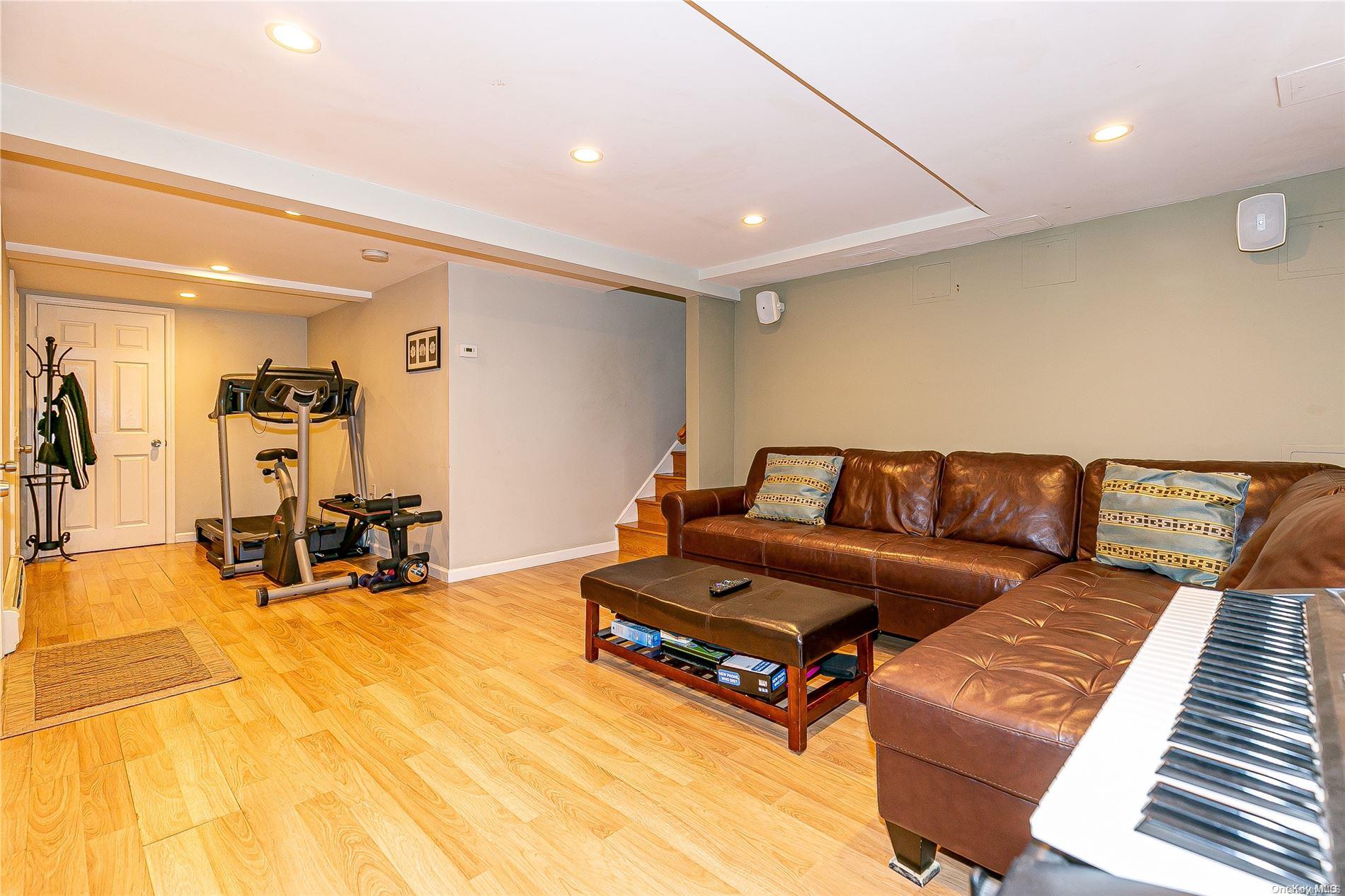 29 Roberta Lane, Syosset, NY 11791