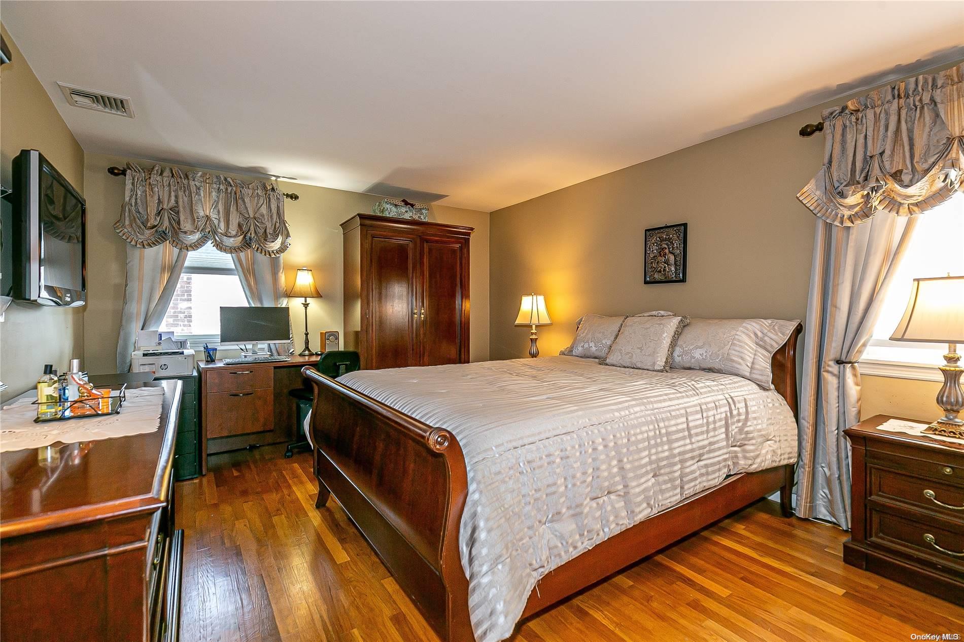 29 Roberta Lane, Syosset, NY 11791