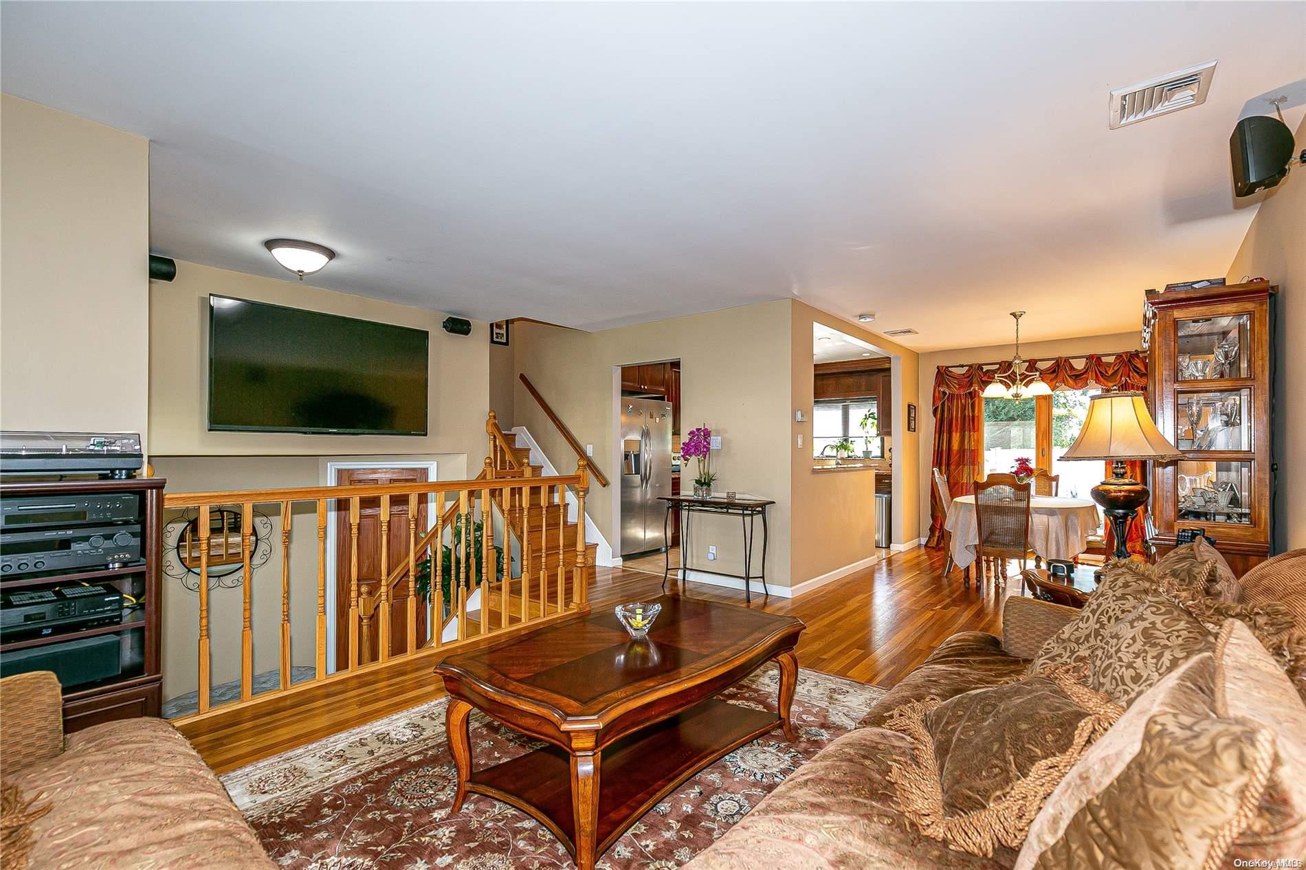 29 Roberta Lane, Syosset, NY 11791