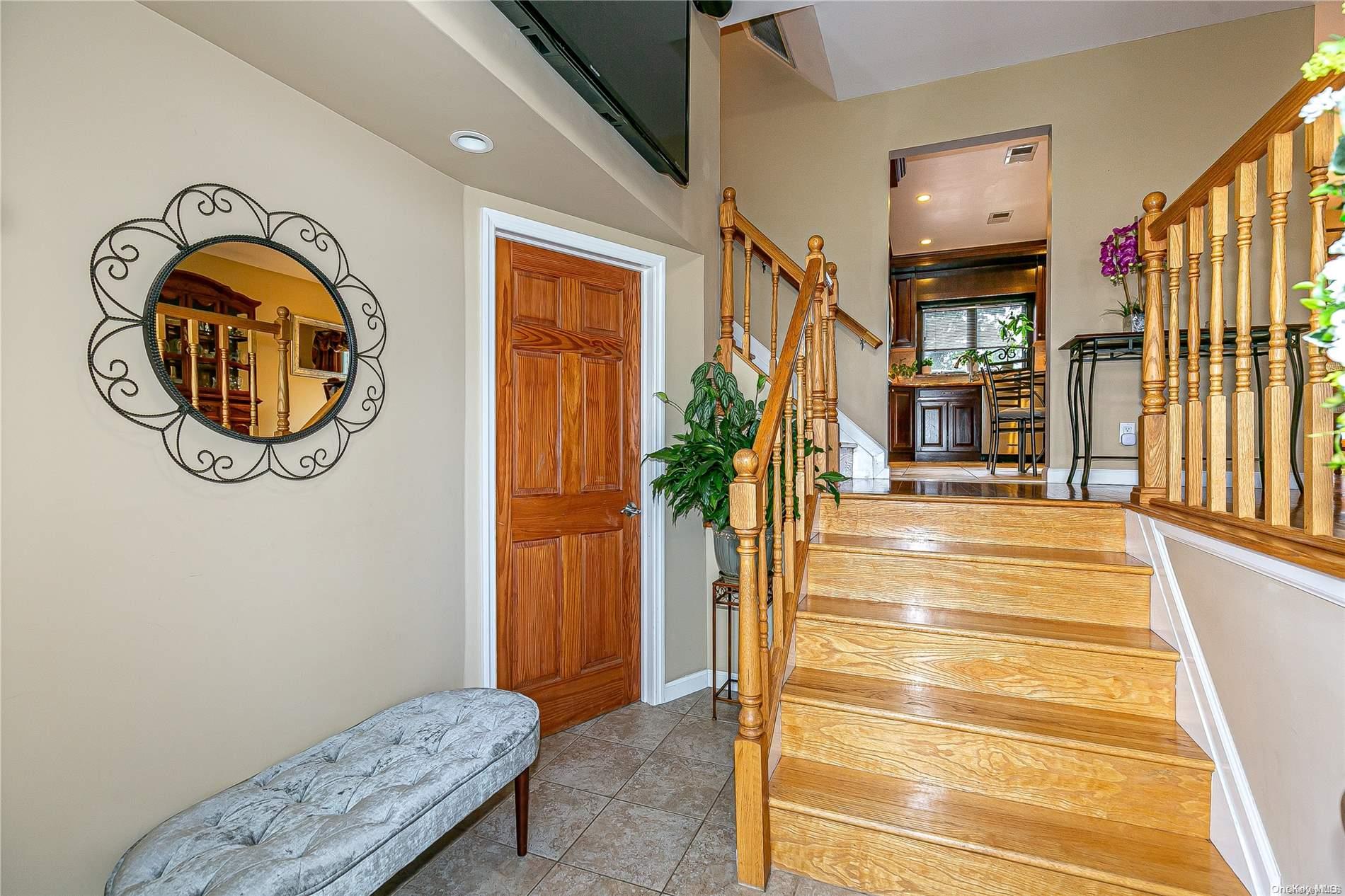 29 Roberta Lane, Syosset, NY 11791