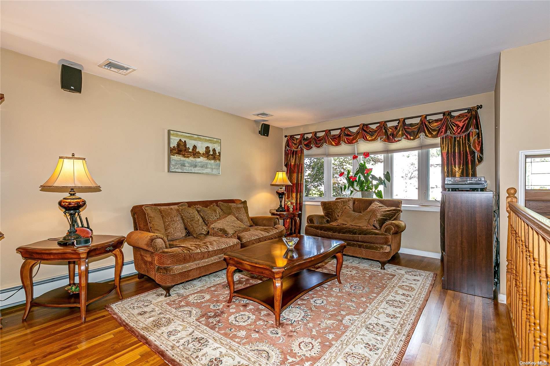 29 Roberta Lane, Syosset, NY 11791