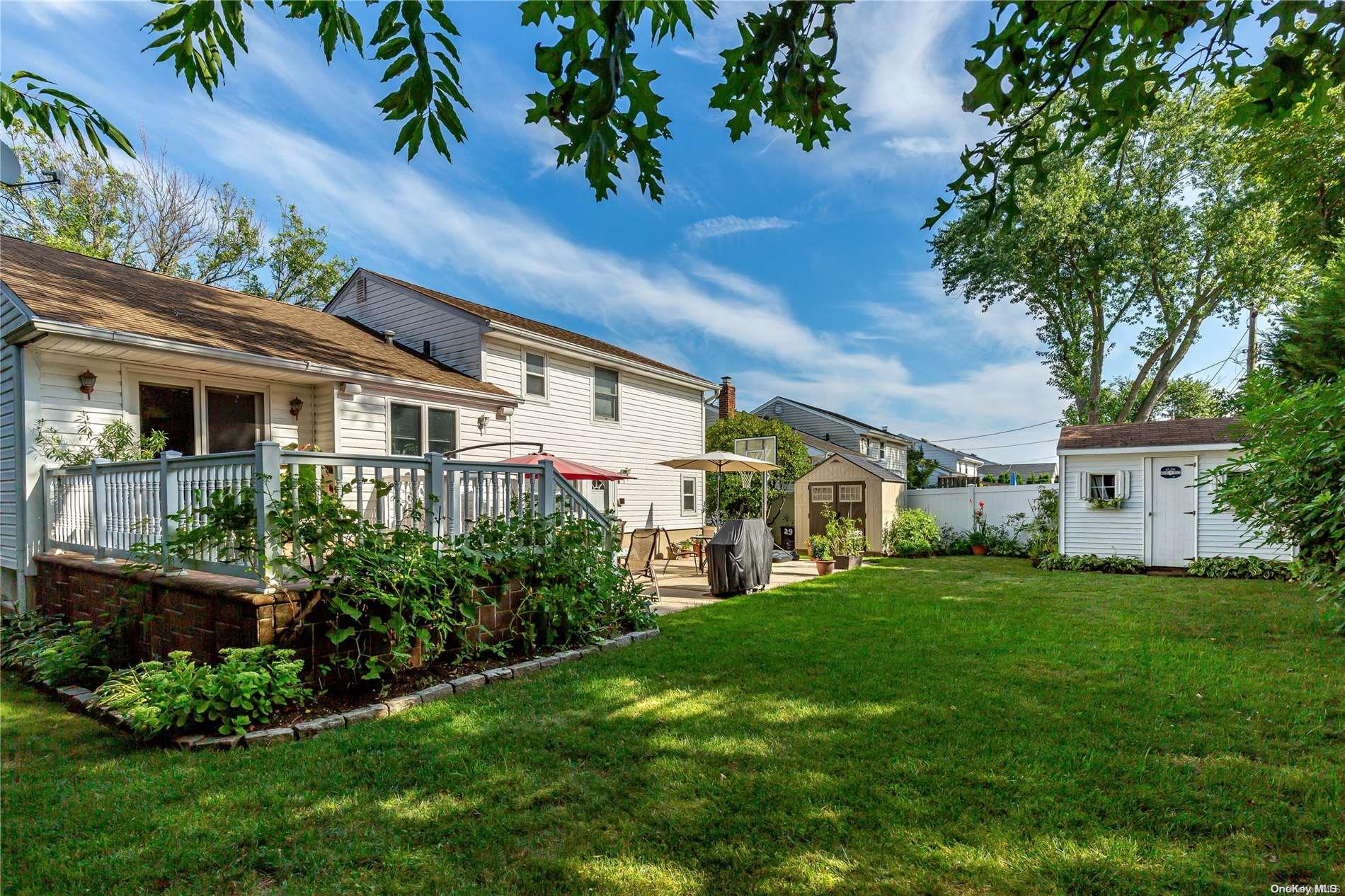 29 Roberta Lane, Syosset, NY 11791