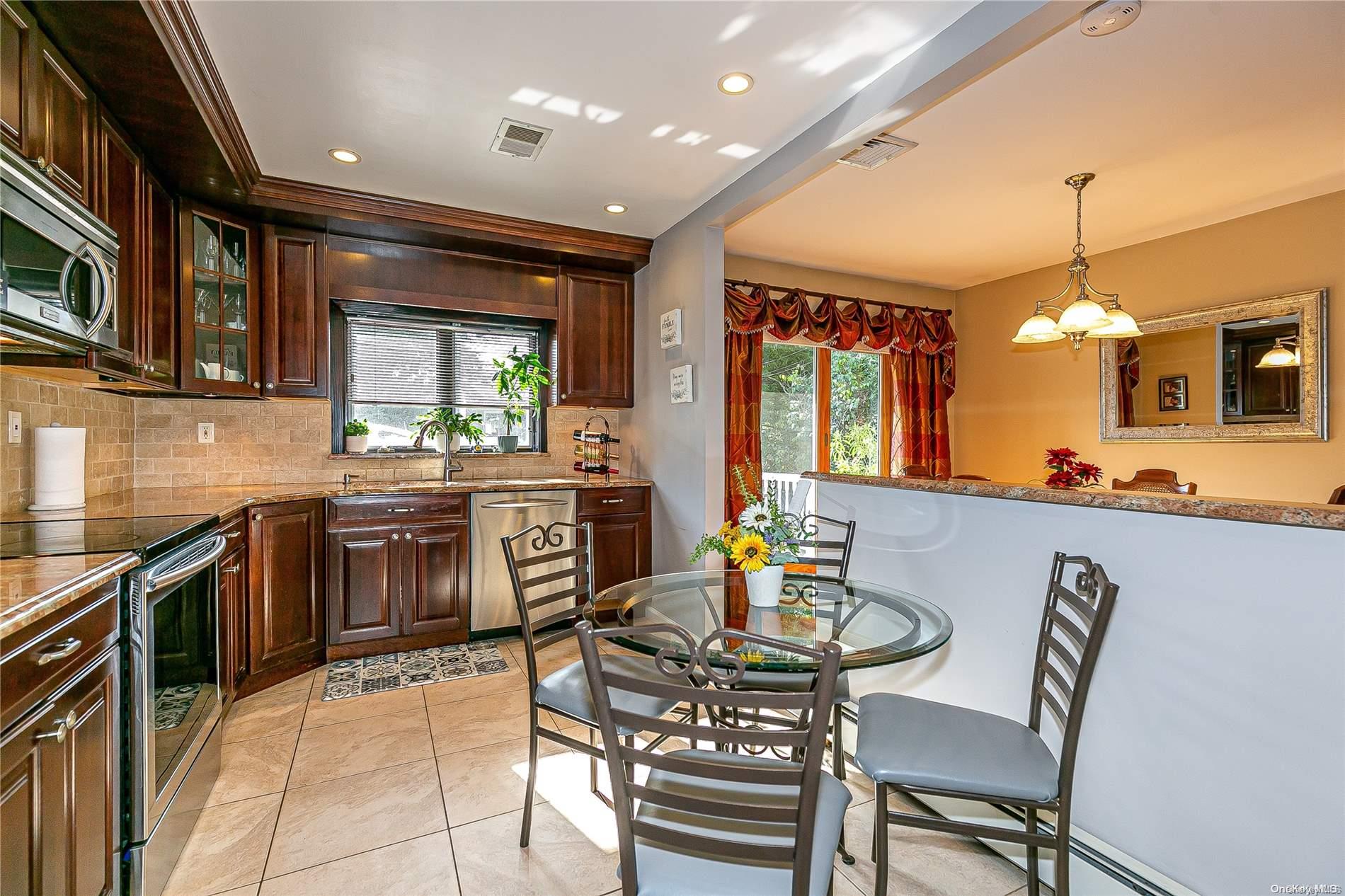 29 Roberta Lane, Syosset, NY 11791