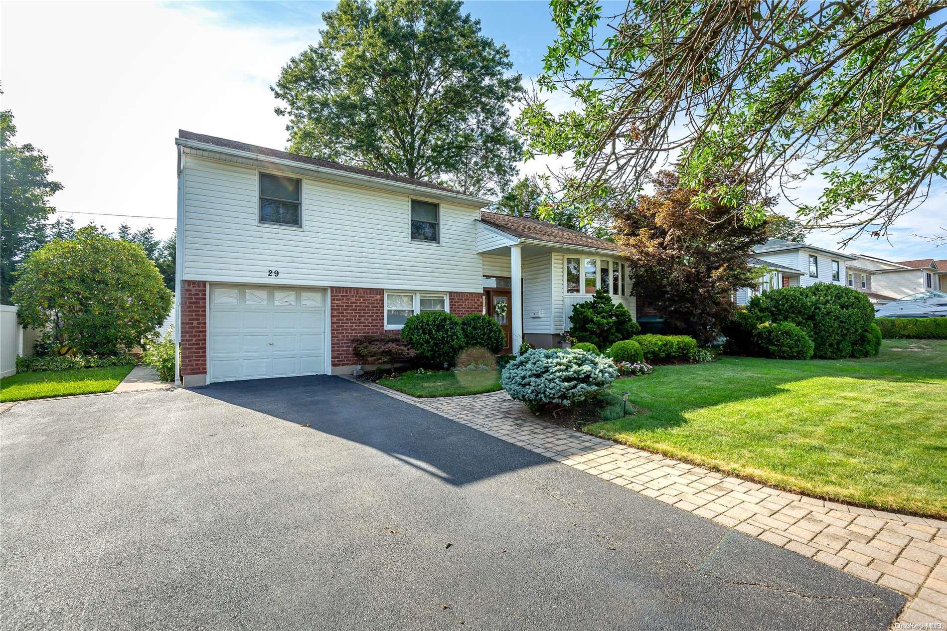 29 Roberta Lane, Syosset, NY 11791