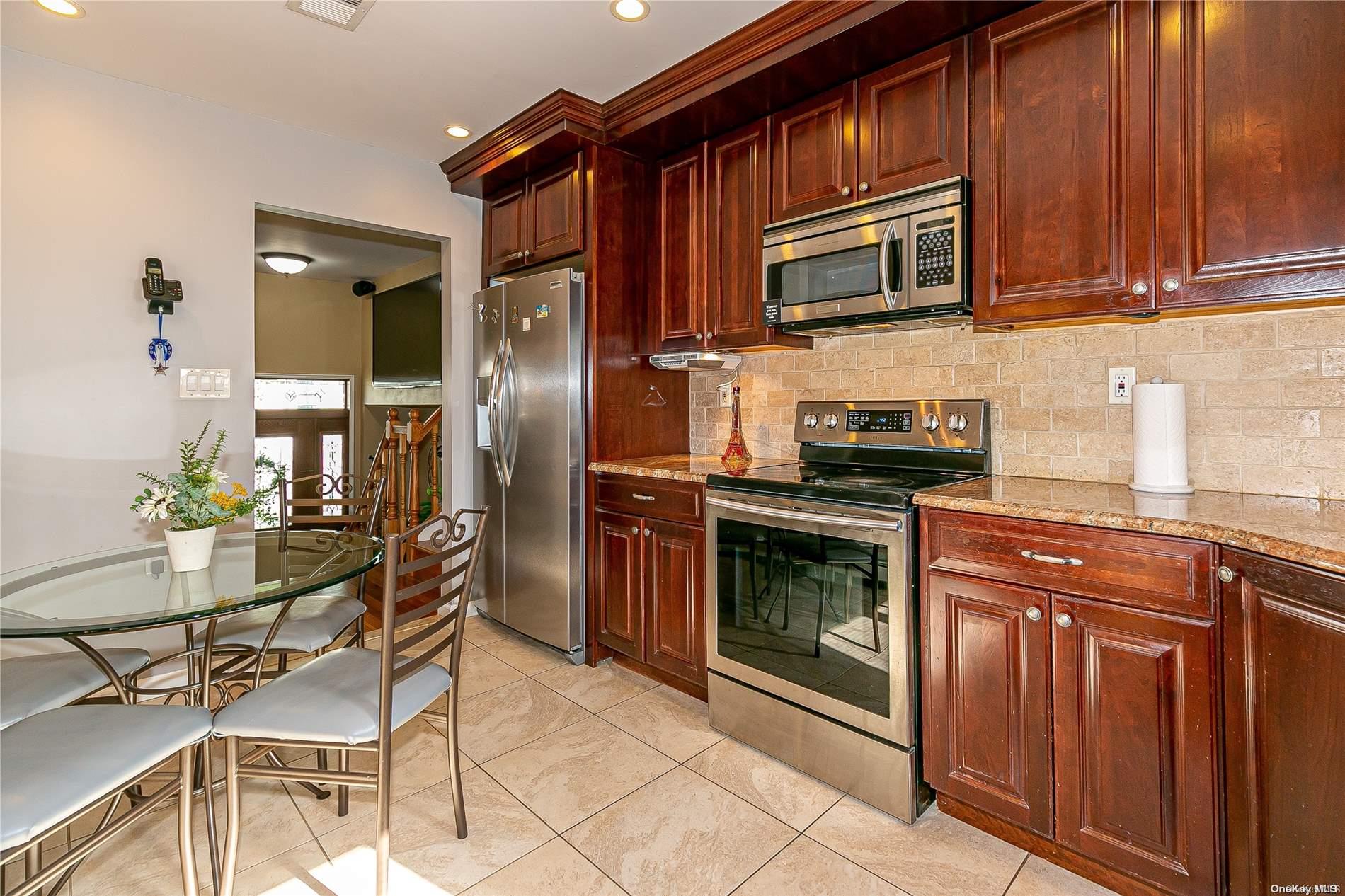 29 Roberta Lane, Syosset, NY 11791