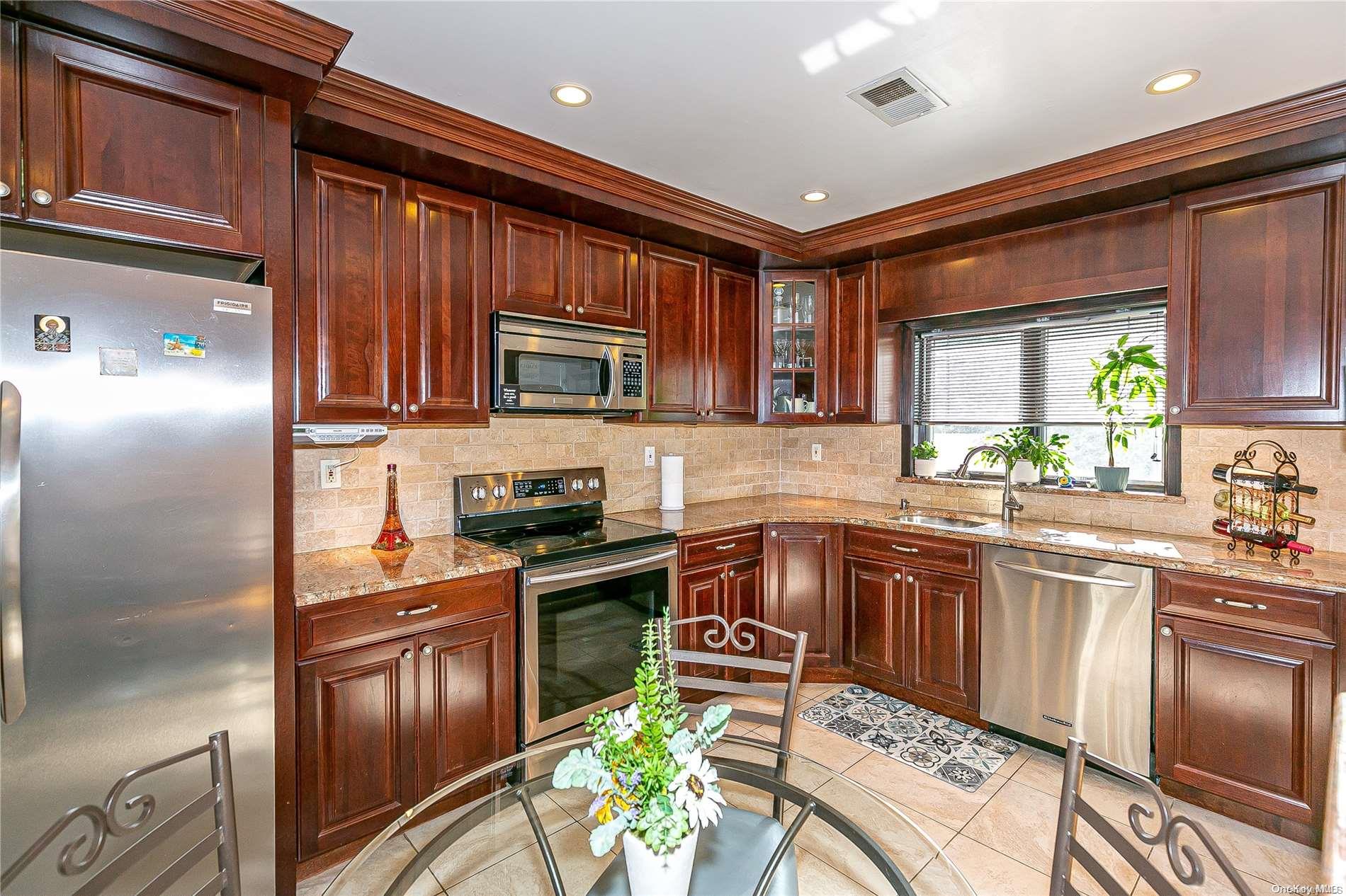 29 Roberta Lane, Syosset, NY 11791